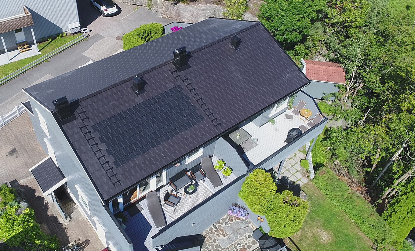 Solstein er vanlig takstein med solcellelaminat