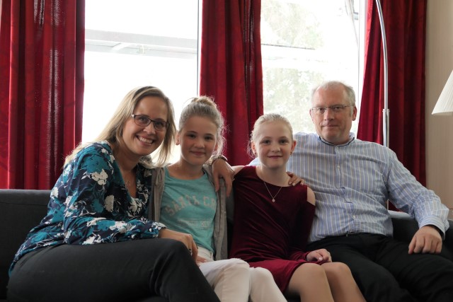 Margrete Krogseth, døtrene Helene og Amalie Perland og Egil Perland er fornøyde med nytt tak.