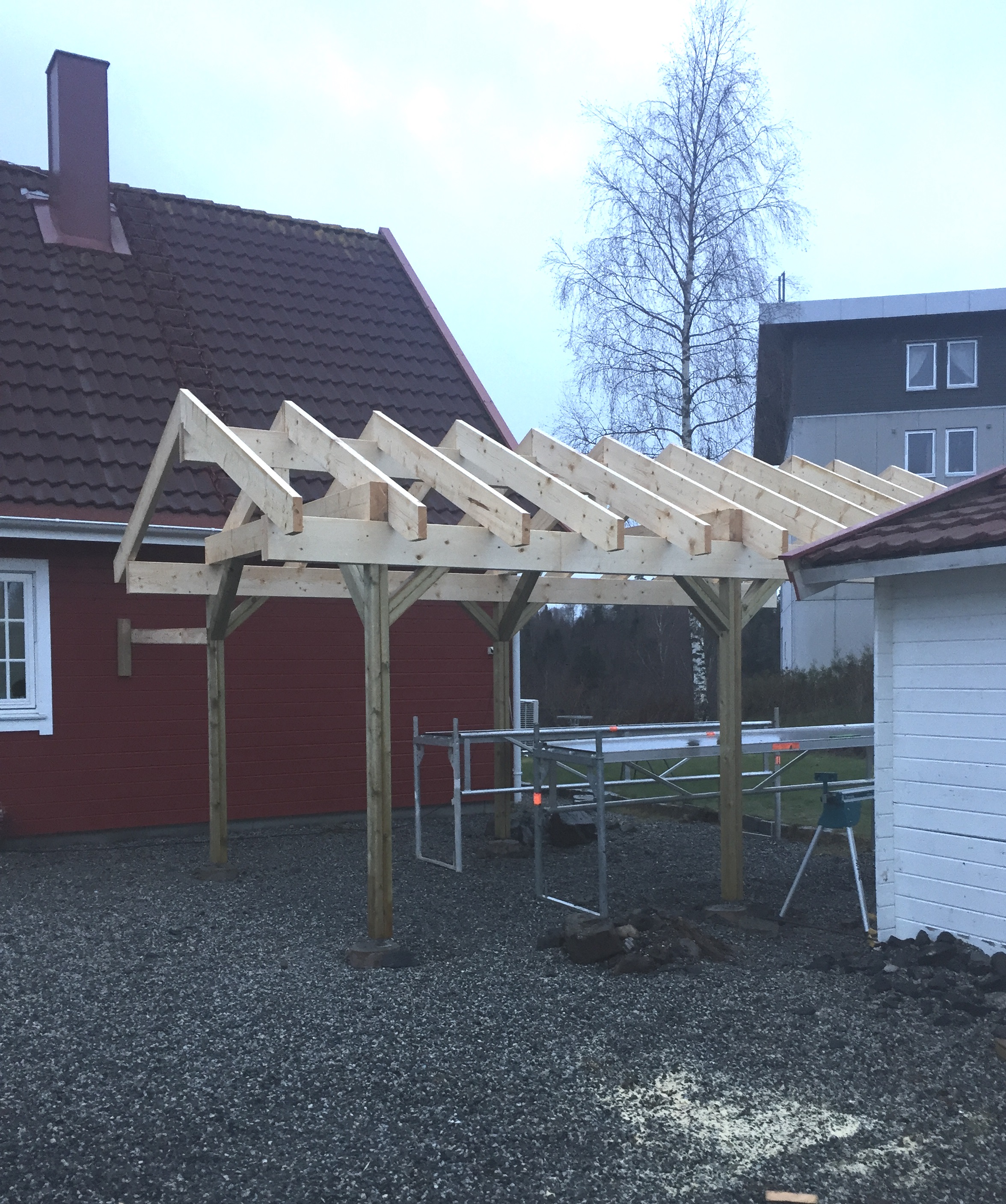 En carport under oppbygging. Foto: Tuva B&oslash;nke Gr&oslash;nning