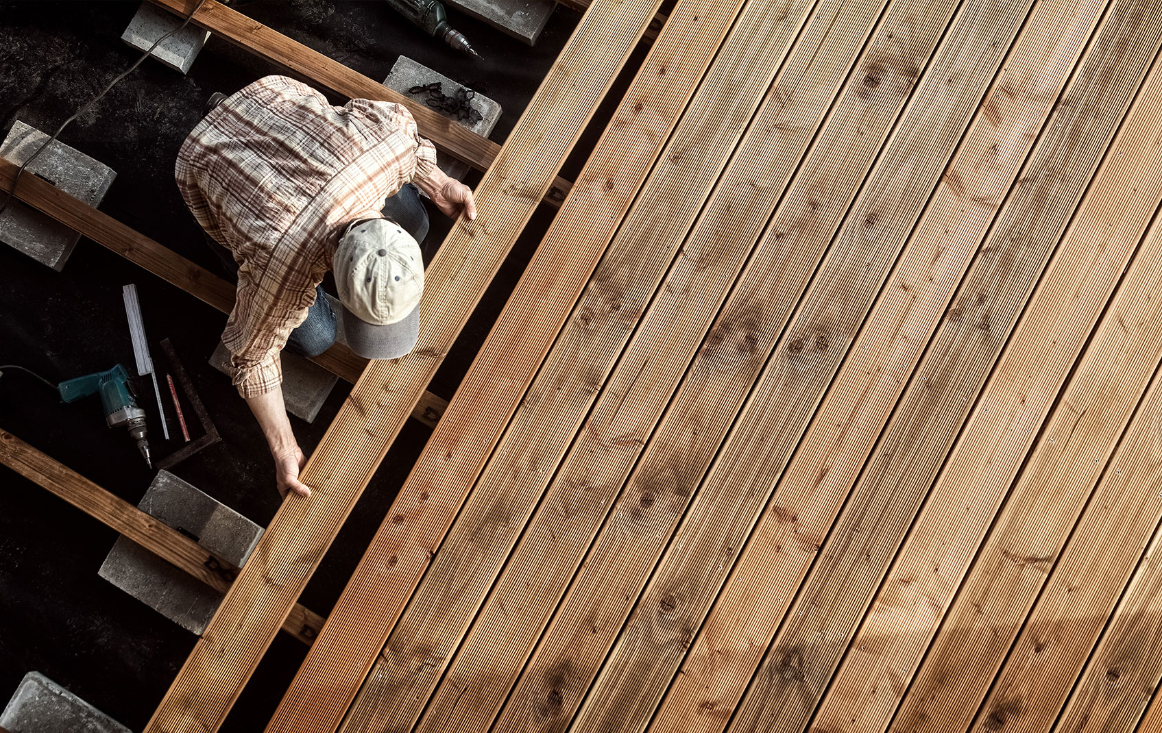 En mann bygger en platting.