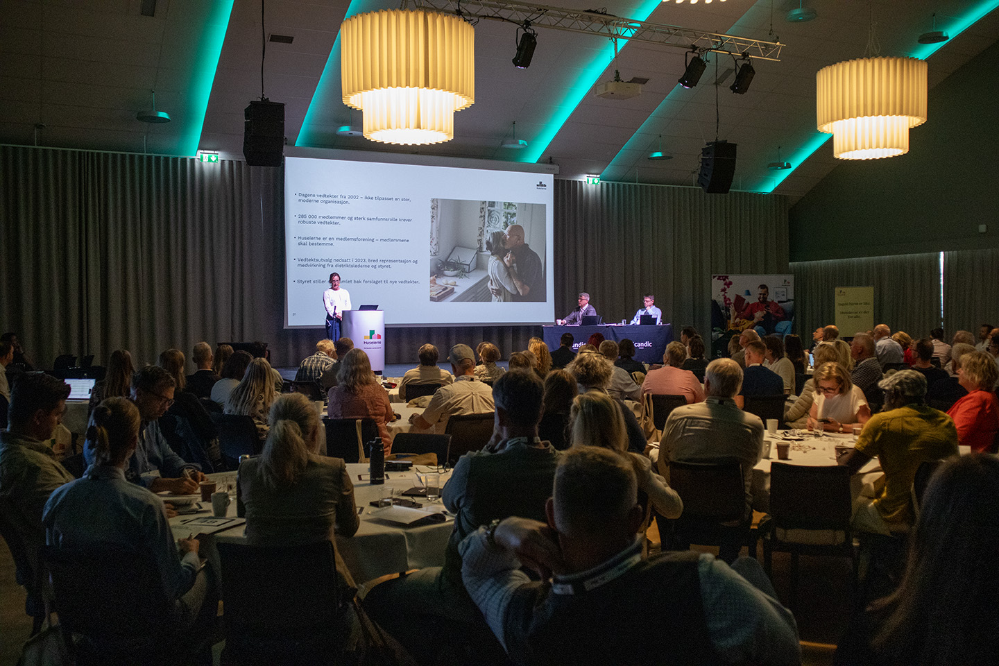 Styremedlem Line Parelius innleder behandlingen av nye vedtekter