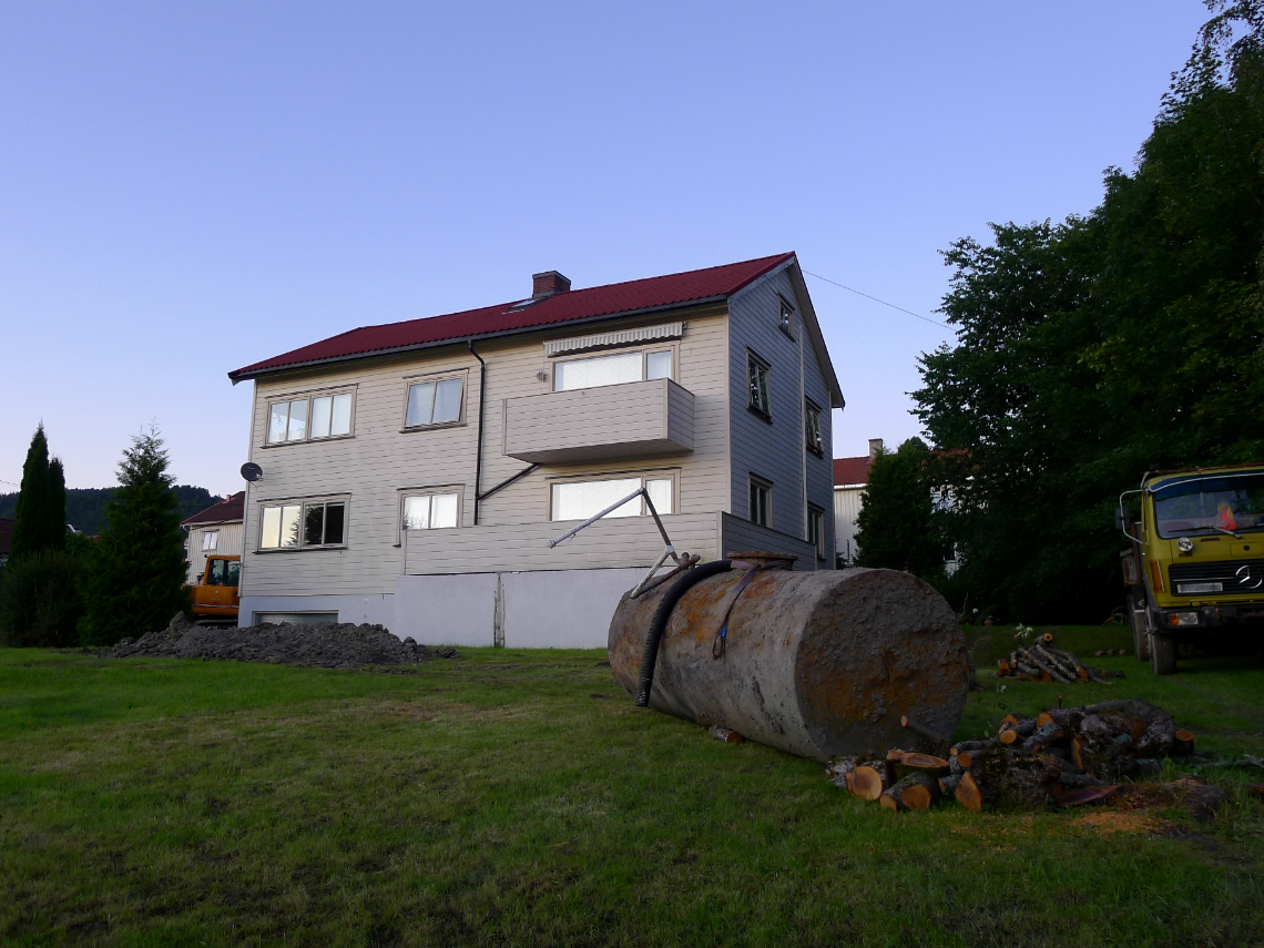 ILLUSTRASJON: Hus med oljetank