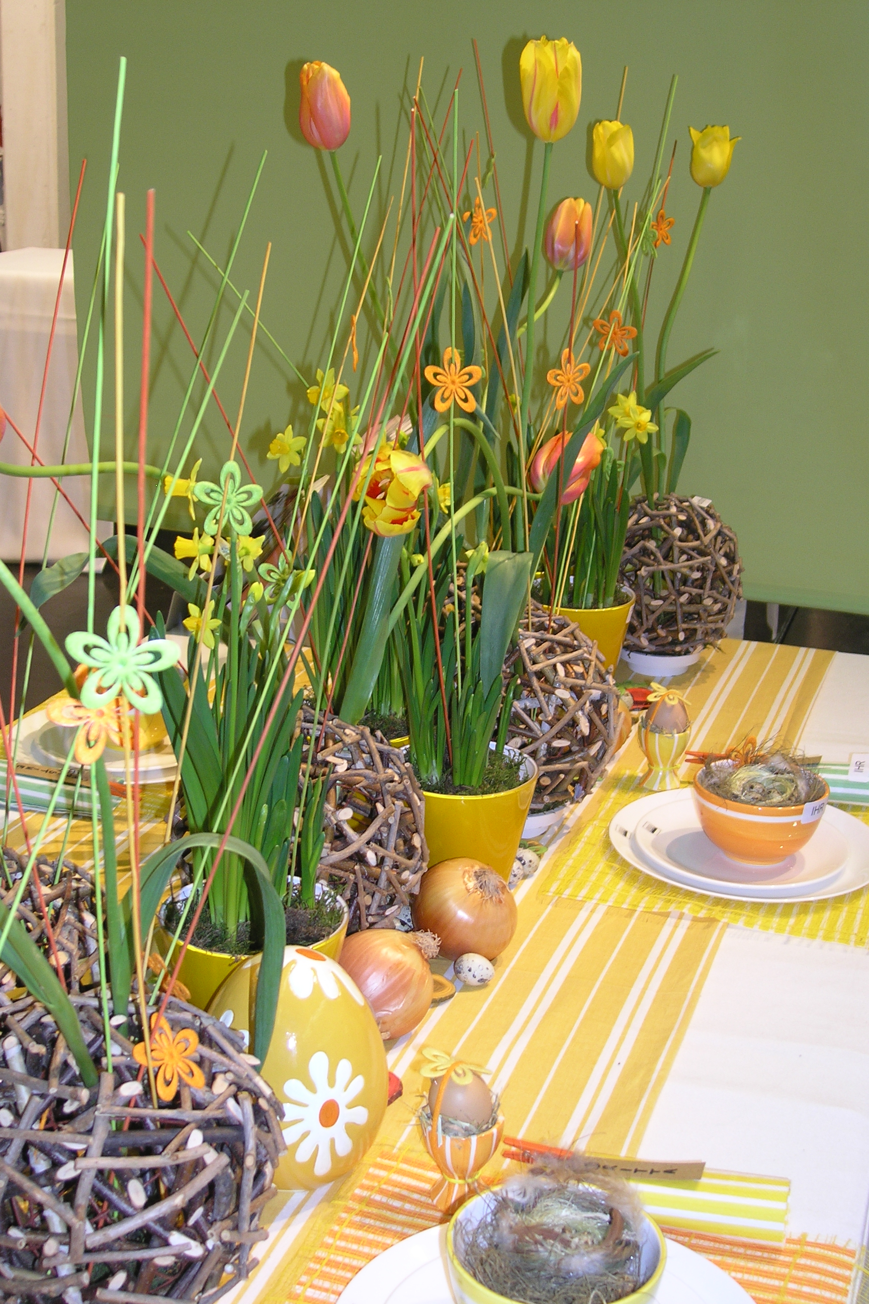 GOD MIKS: For deg som er glad i b&aring;de farger og pynt, s&aring; er det ingenting i veien for &aring; pynte bordet litt ekstra i p&aring;sken.