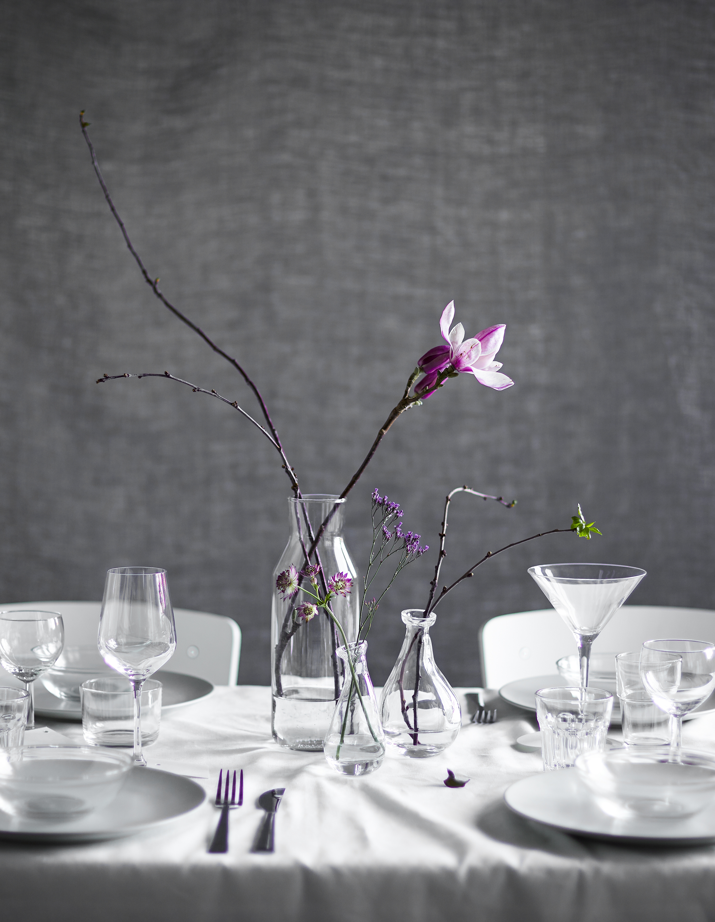 ENKELT: Bare noen kvister og et hint av farge kan pynte opp mye for den som ikke er glad i s&aring; mye tradisjonell pynt.