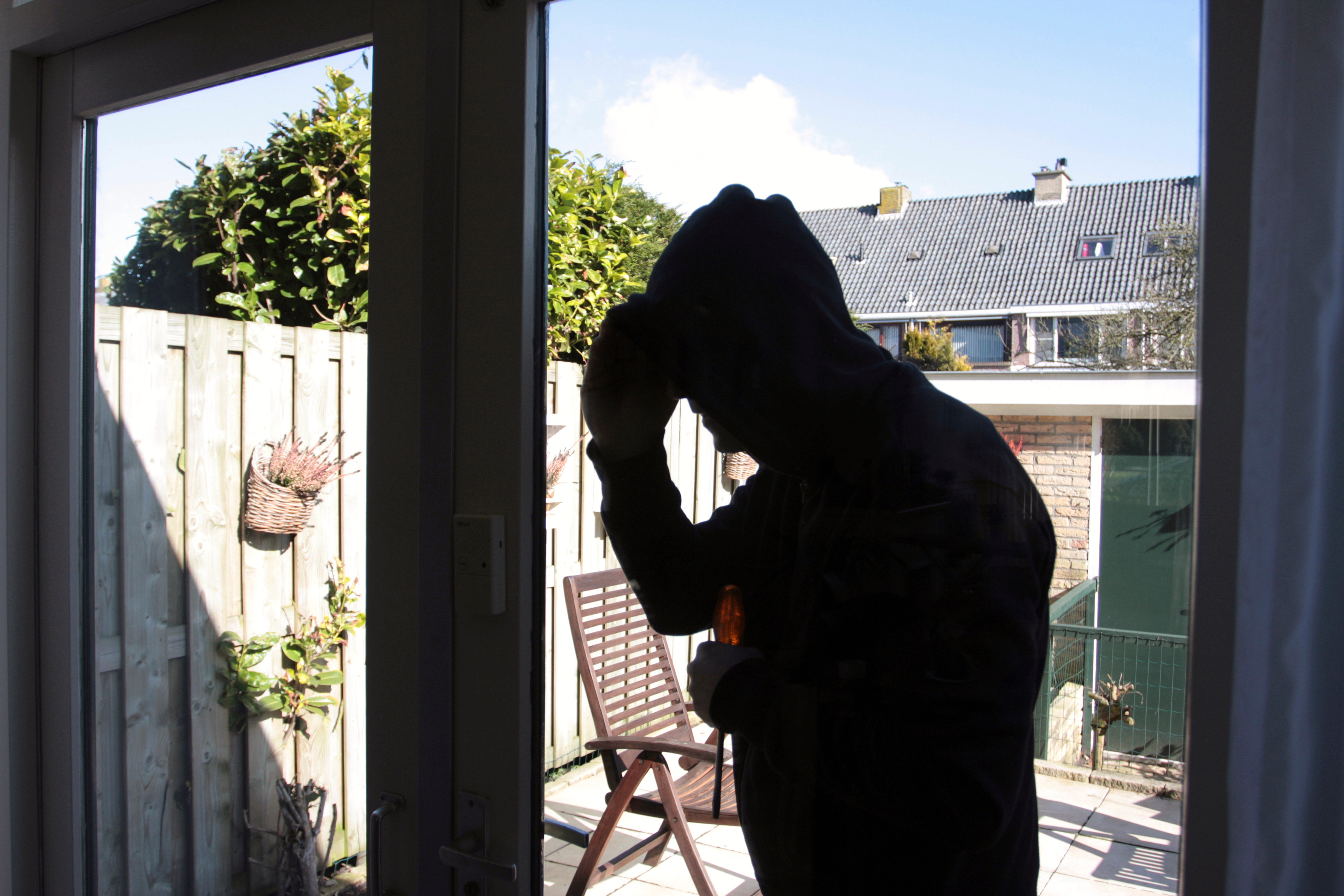 Kvinne som rengjør kjøkkenbenken.