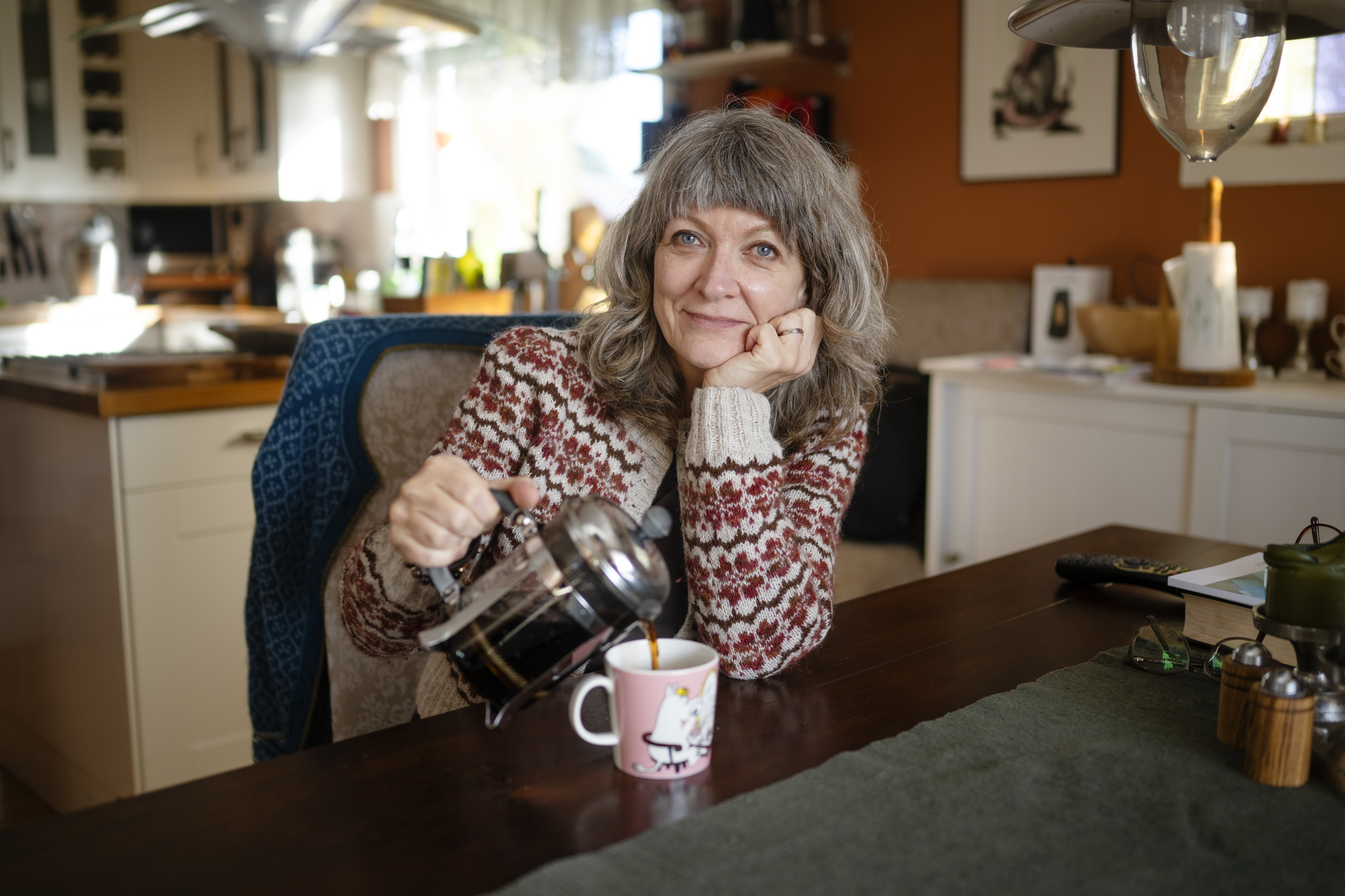 Dame som drikker kaffe