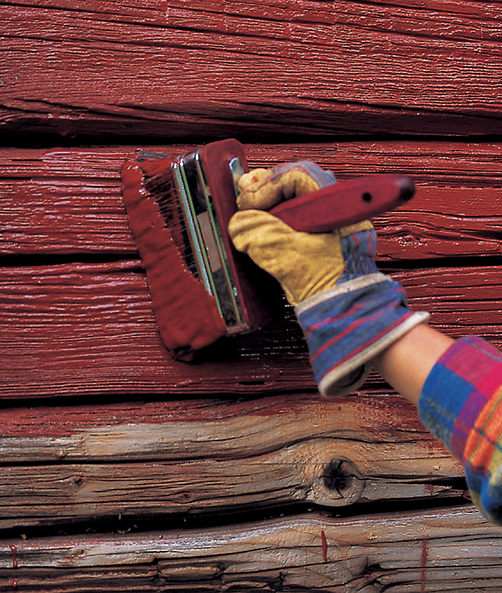 SKJOLDER IKKE: Normalt skal man aldri male halve planken, men med komposisjonsmaling blir veggen helt matt og uten skjolder. Foto: Christel E Wigen Gr&oslash;ndahl, Byggogbevar.no. 