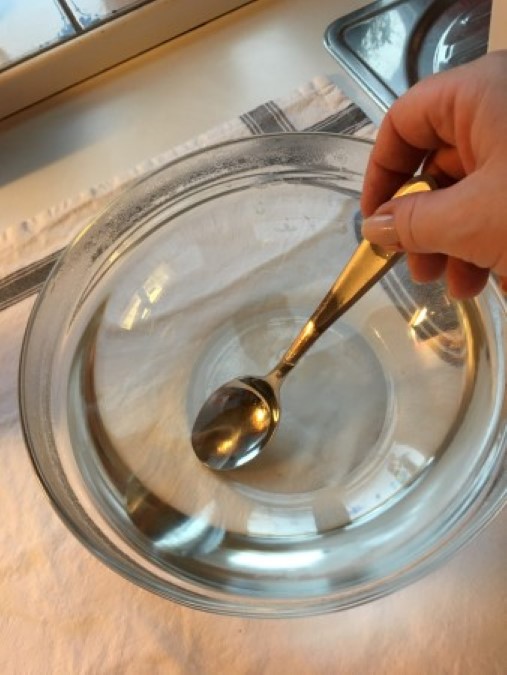 R&oslash;r ut en god slump med salt i kokende vann