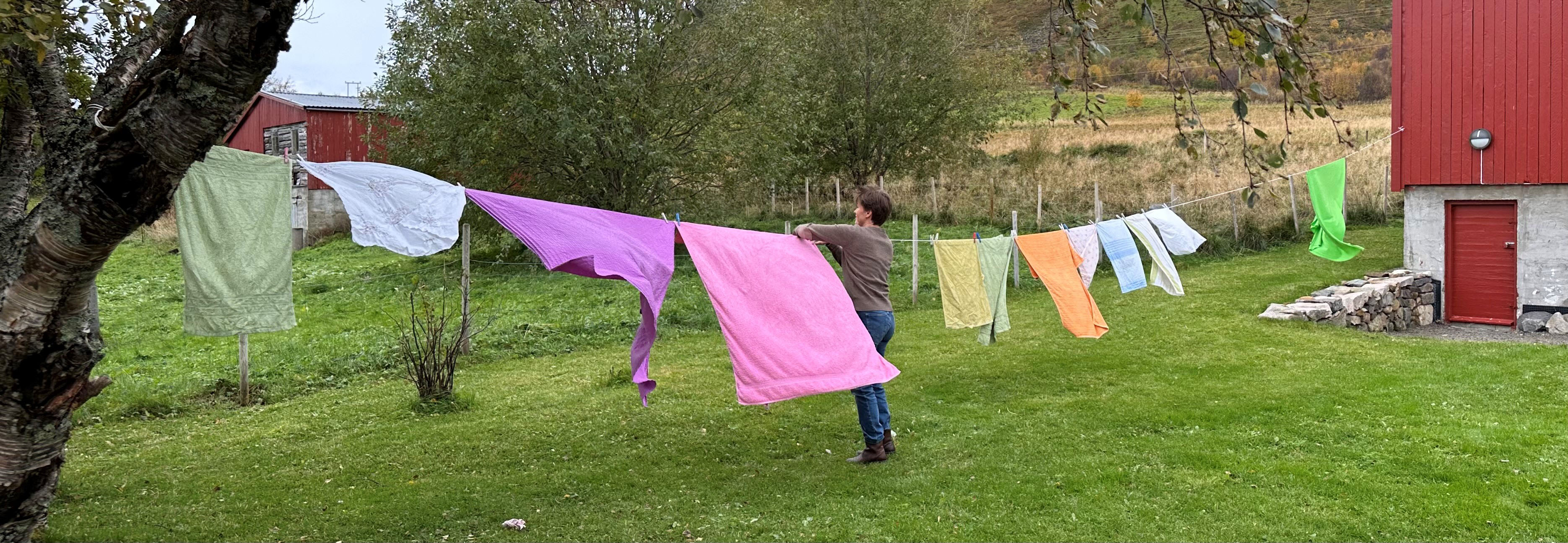 Sengetøy i mange farger blafrer i vinden