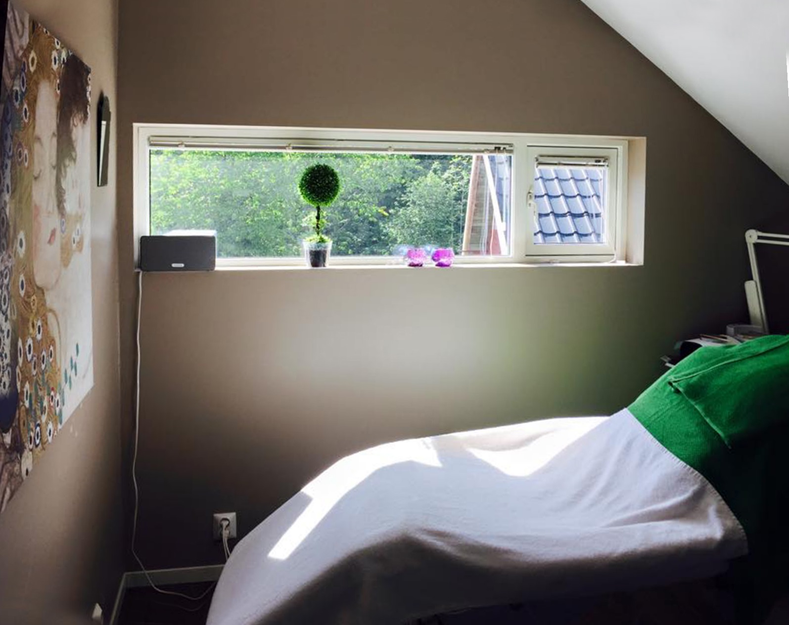 Ragnhild Elisabeth Åknes fikk stor tomt da hun tok over barndomshjemmet sitt,  og valgte å bygge garasje med hudpleiesalong i annenetasjen. Foto: Privat 