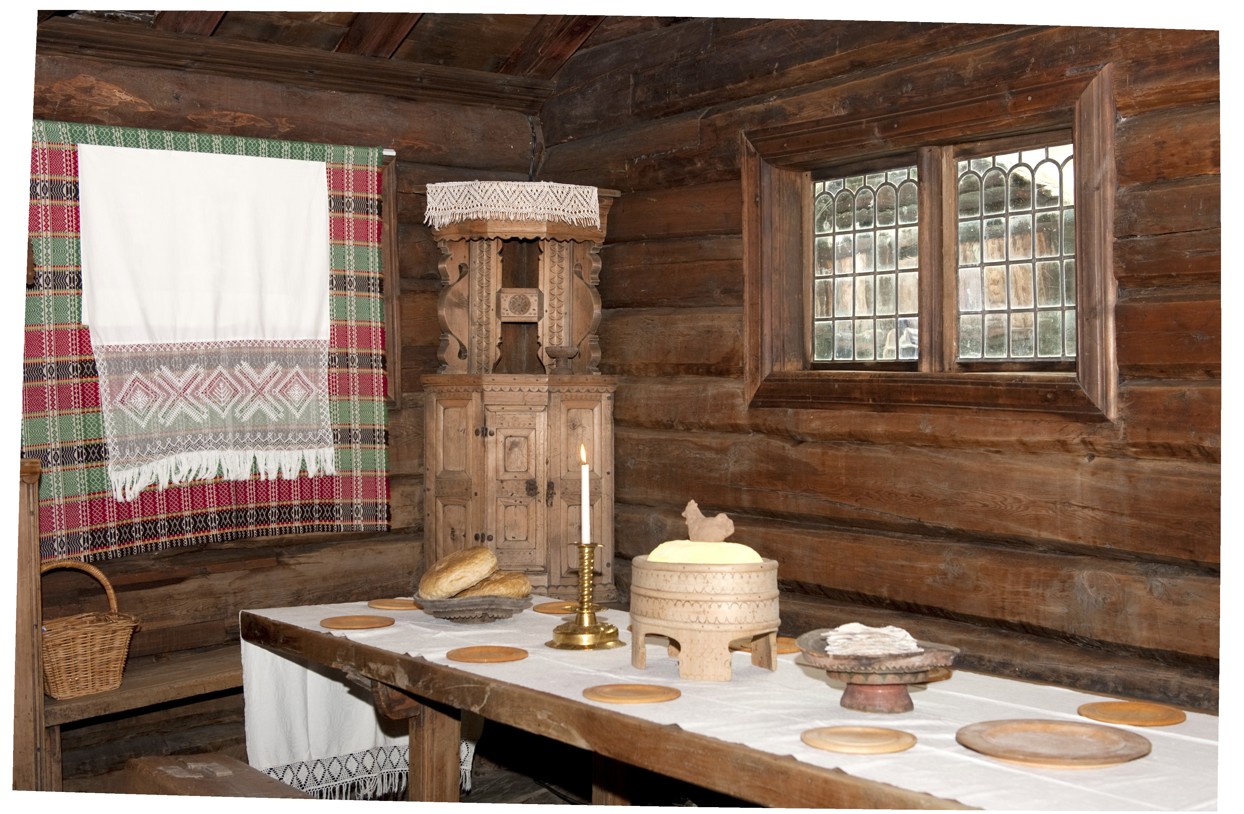 BONDEJUL: Hvit duk, lys og såkake på bordet. Denne julepyntede stua fra Valdres i 1880 kan du se på Norsk Folkemuseums julemarked. Foto: Norsk Folke-museum.