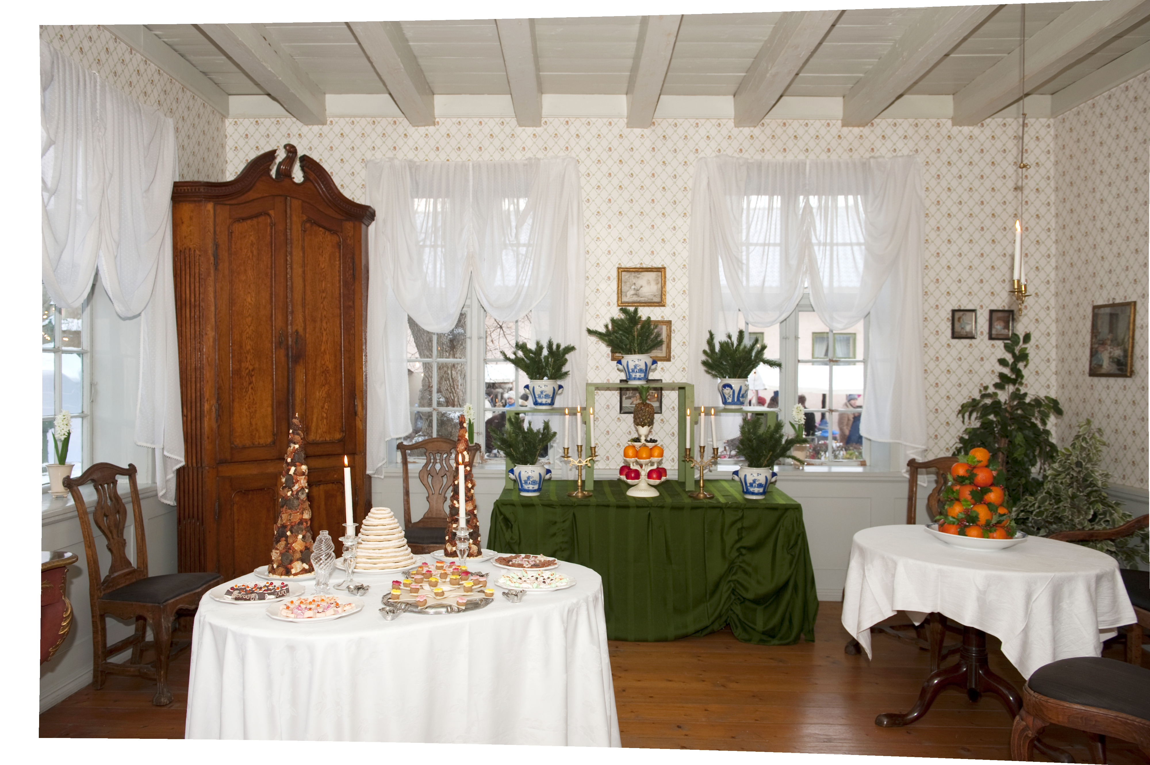 OVERKLASSEJUL: Slik så det ut i et overklassehjem julen 1770. Også dette julepyntede interiøret finnes på Folkemuseet, åpent for publikum de to første helgene i desember. Foto: Norsk Folke-museum.