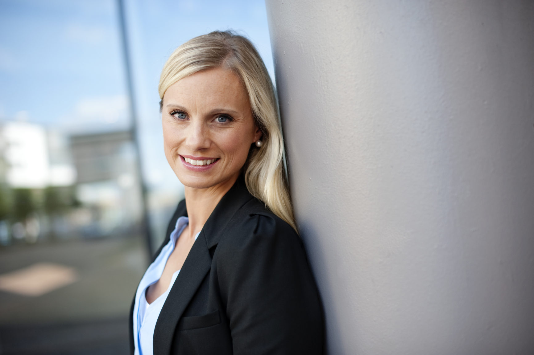 Forbrukerøkonom Silje Sandmæl mener det er viktig  å forberede barna på hva det innebærer å bli boligeier. Foto: DNB