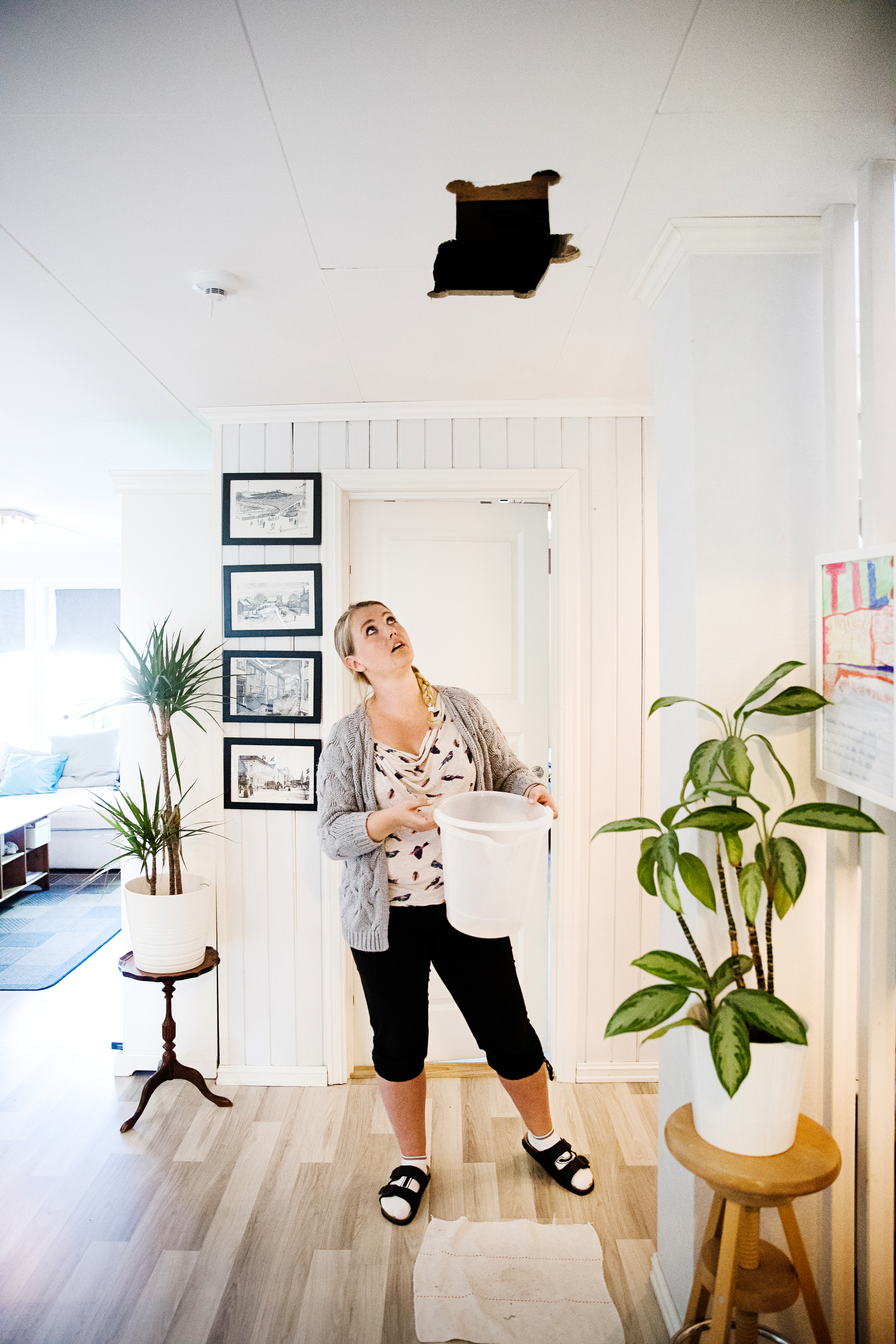 LEKKER VANN: Det er omfattende vannlekkasjer i gulv og tak under bad,  og fagfolk har gitt beskjed om at det bare er spørsmål om tid før taket raser.