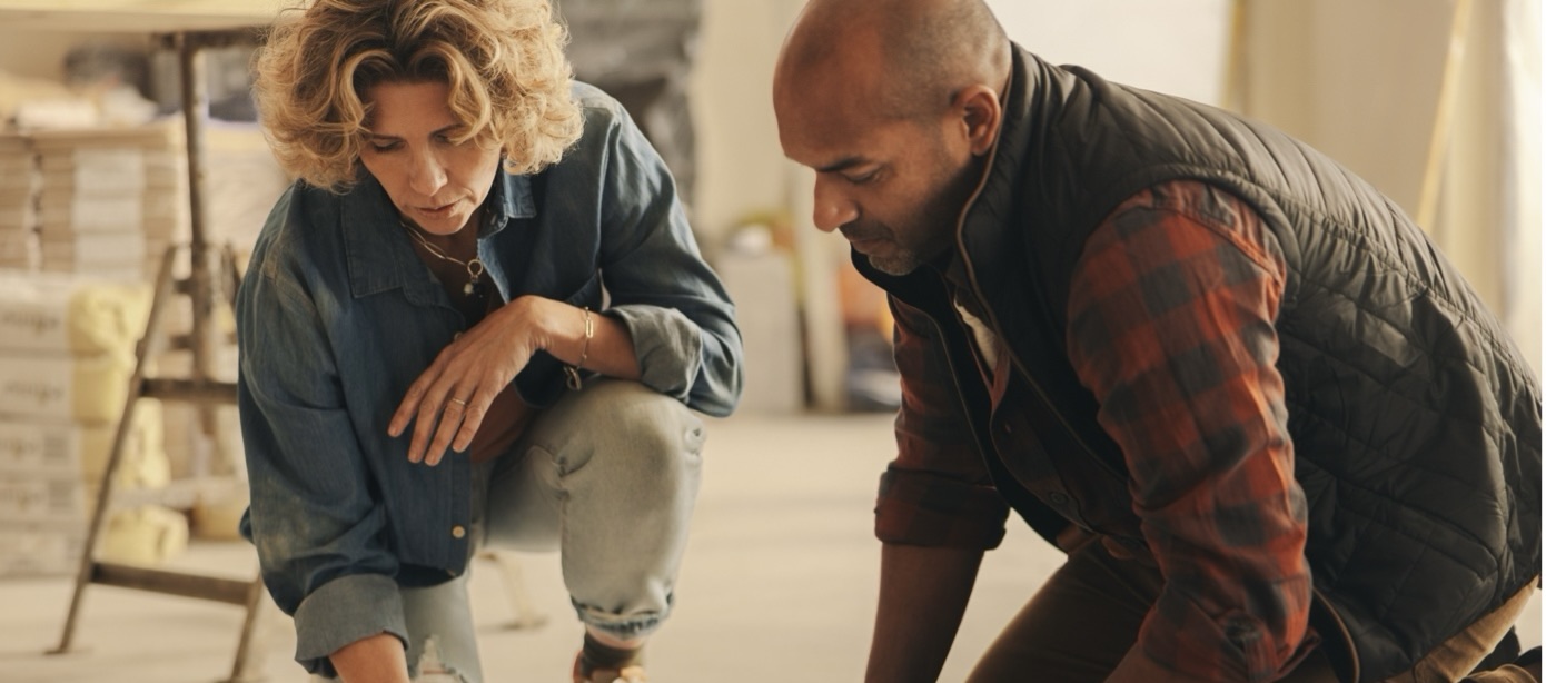 Kvinne og mann snekrer på gulvet 