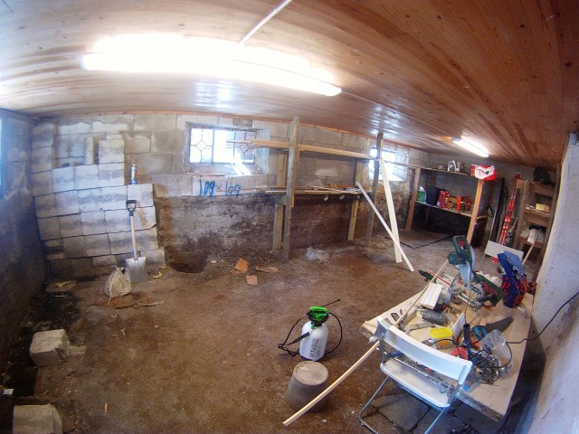 Slik så det ut da graveren stod midt i kjelleren.