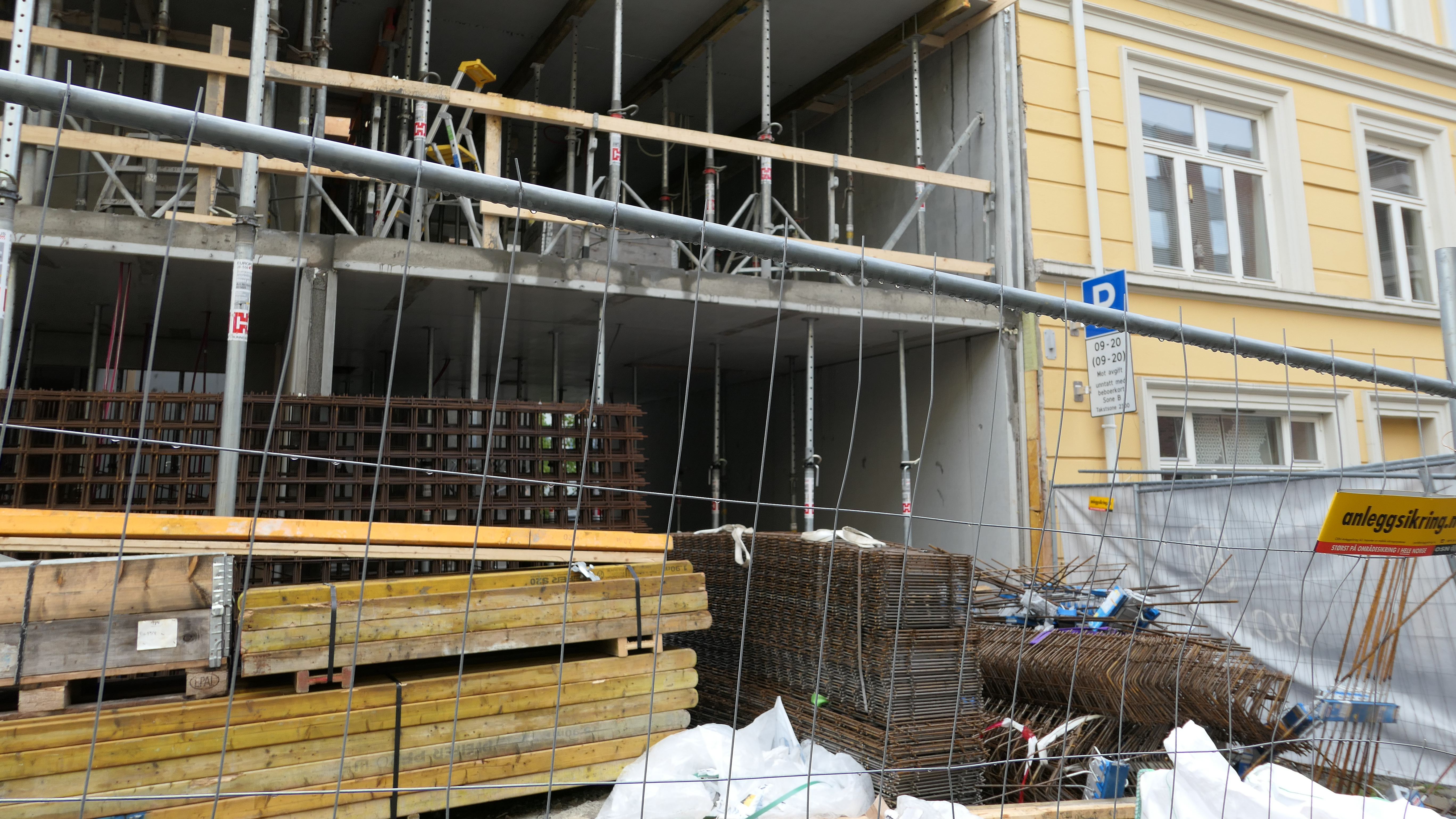 Hvis grunnvannstanden synker slik at det blir tilført oksygen til organisk materiale kan det råtne eller tørkes ut og komprimeres slik at setningsskader oppstår. Men skadene behøver ikke oppstå umiddelbart, de kan ta flere år.