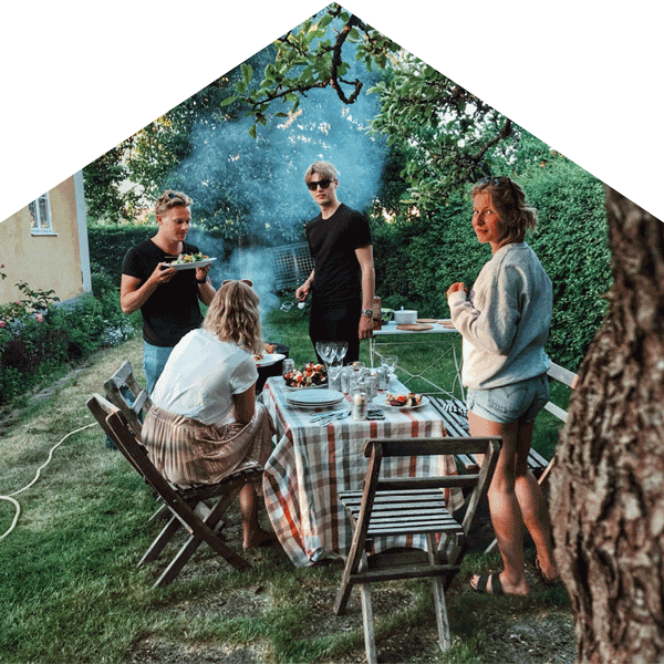 Fire mennesker i parken 