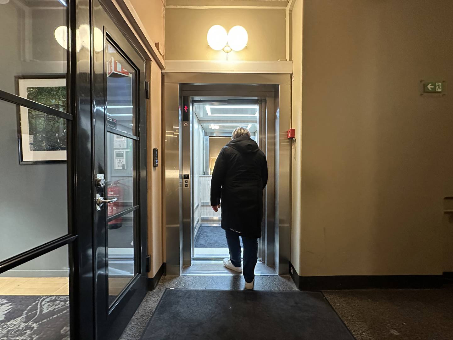 En person går inn i en heis