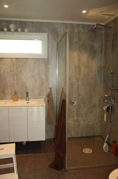 SPARTE: Familien valge baderomsplater fremfor fliser på badet og sparte 60.000 kroner. SPARTE: Familien valge baderomsplater fremfor fliser på badet og sparte 60.000 kroner.