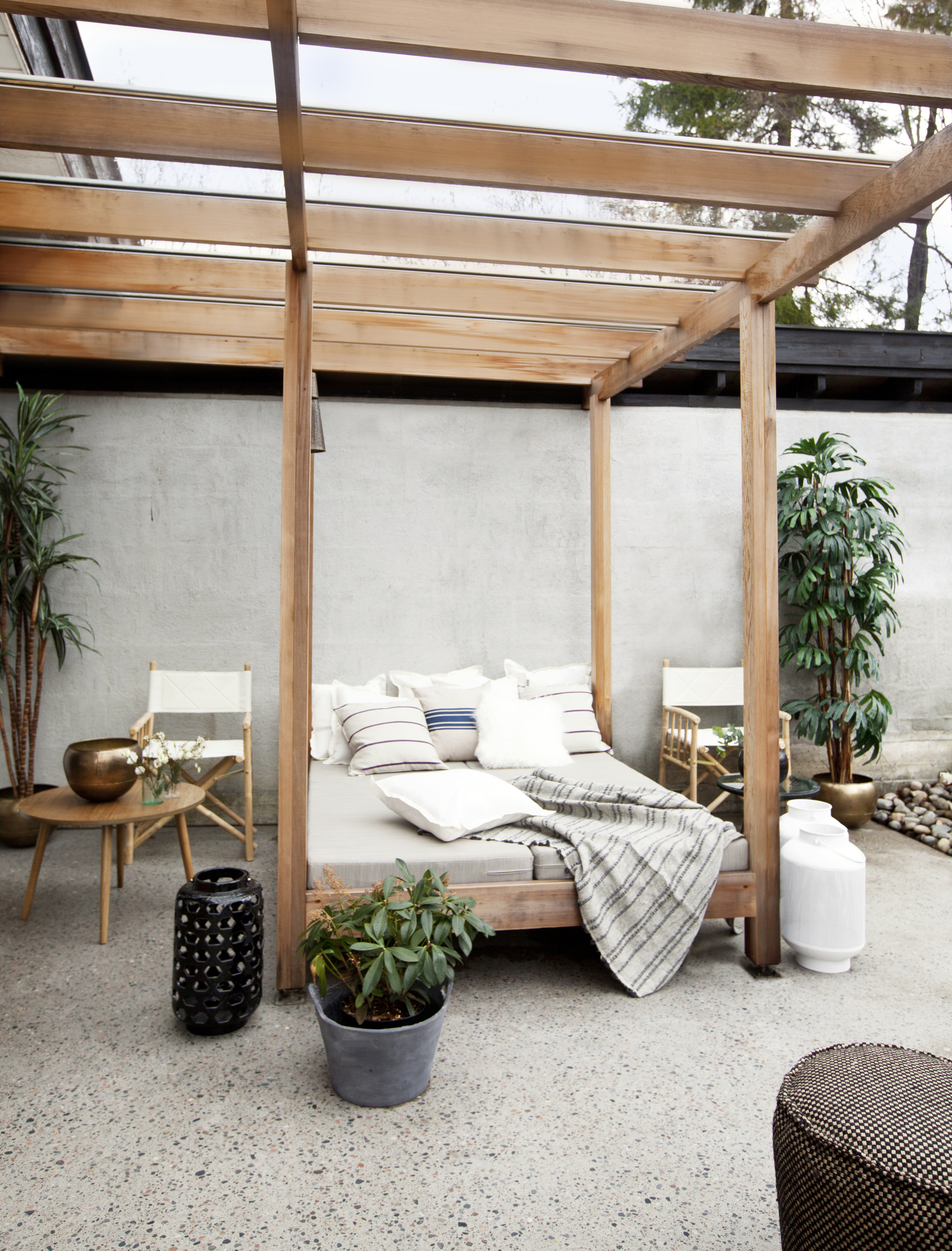 UTELOUNGE: Pergola kommer i mange varianter. Noe av det vanligste er den &aring;pne varianten med klatreplanter, men det er ogs&aring; mulig &aring; sette inn glass. Foto: Byggmakker.