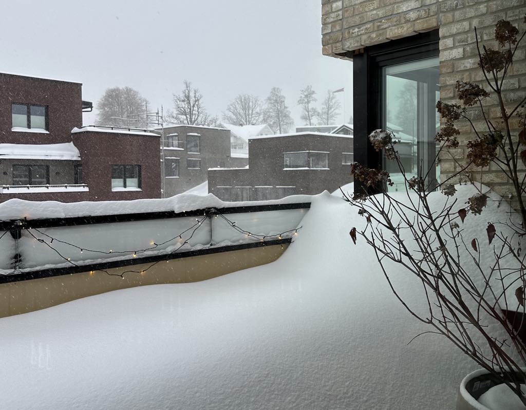 En balkong fylt med snø. Kan man kvitte seg med den?