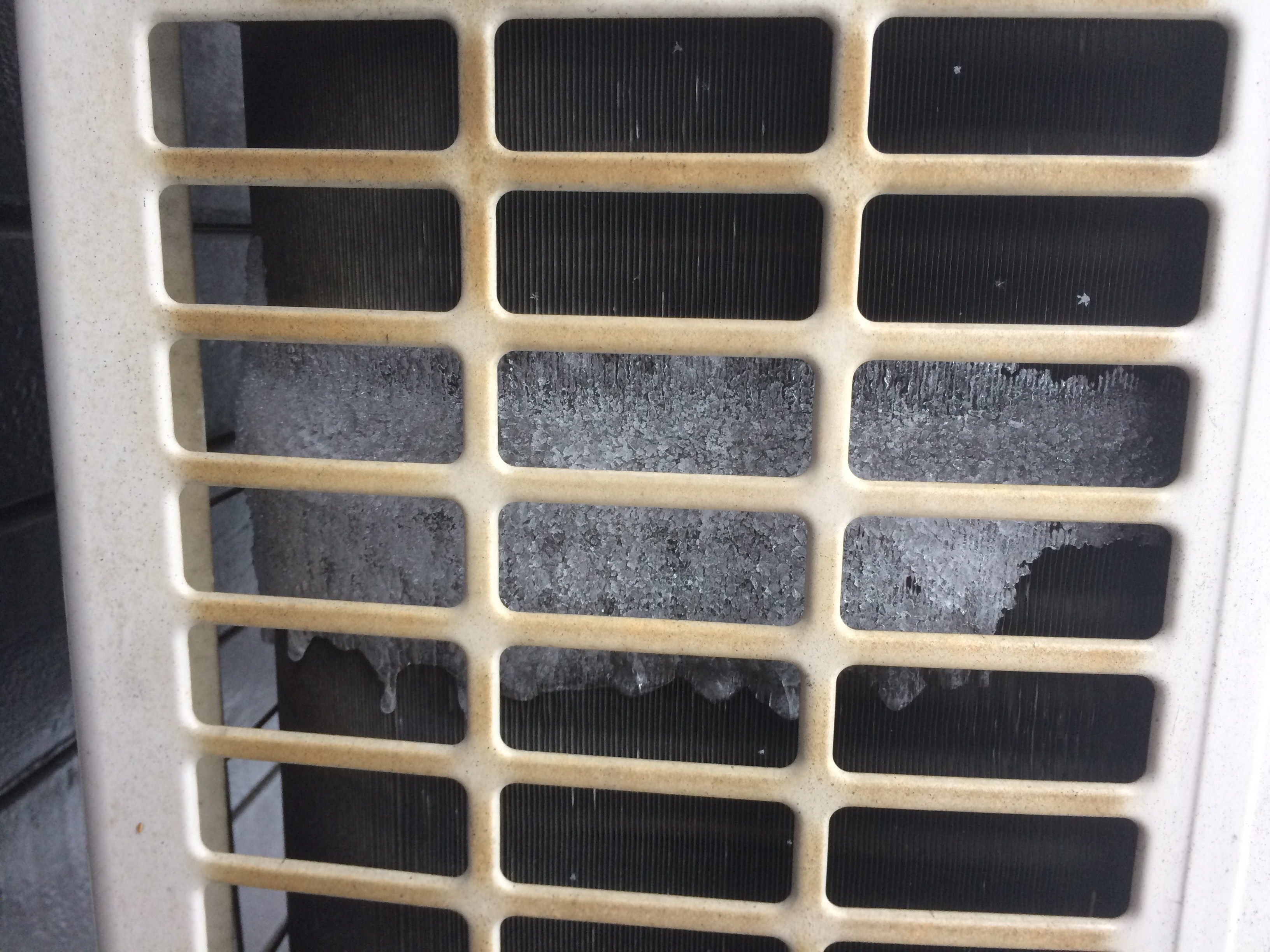 AVRIMING: Når varmepumpen avrimes produseres vann.