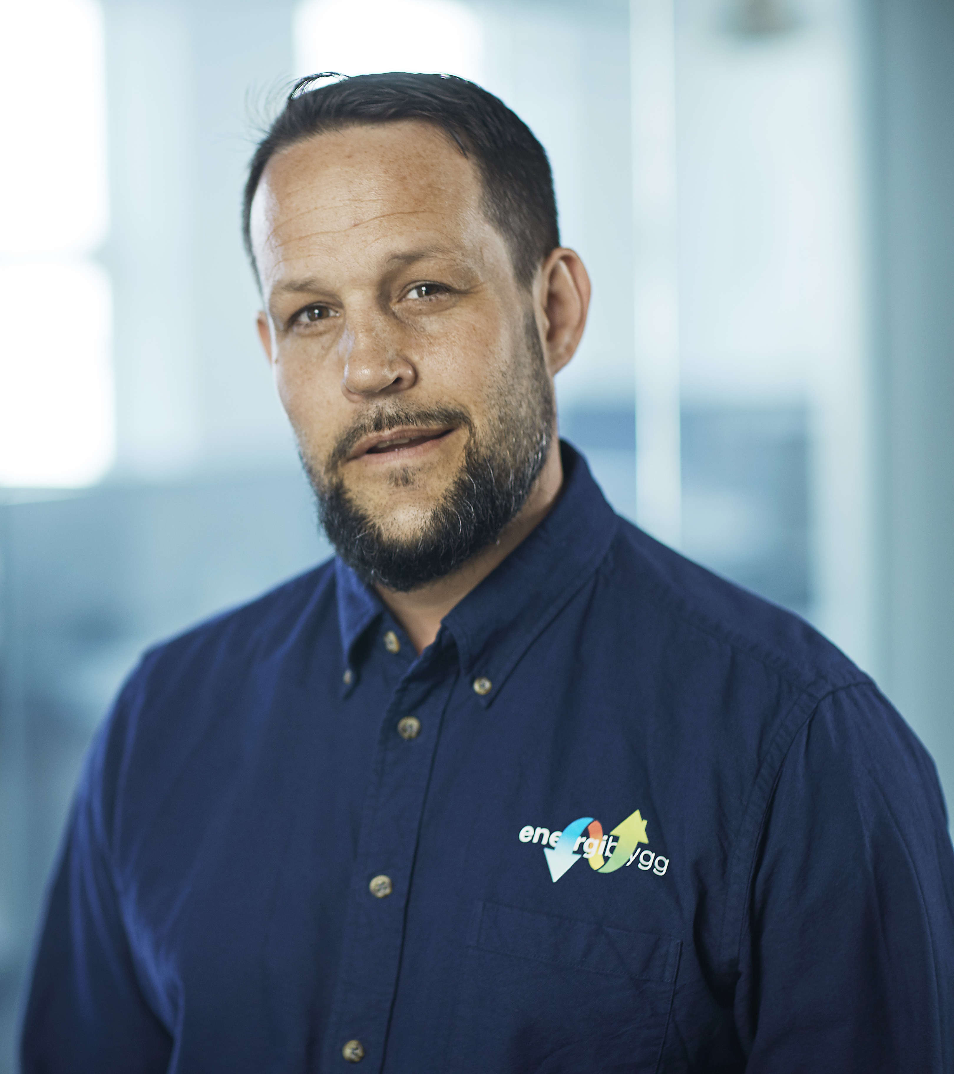 Bj&oslash;rge Sandberg-Kristoffersen klarte &aring; halvere lekkasjetallene med enkle grep i Villa Dammen. Foto: Energibygg