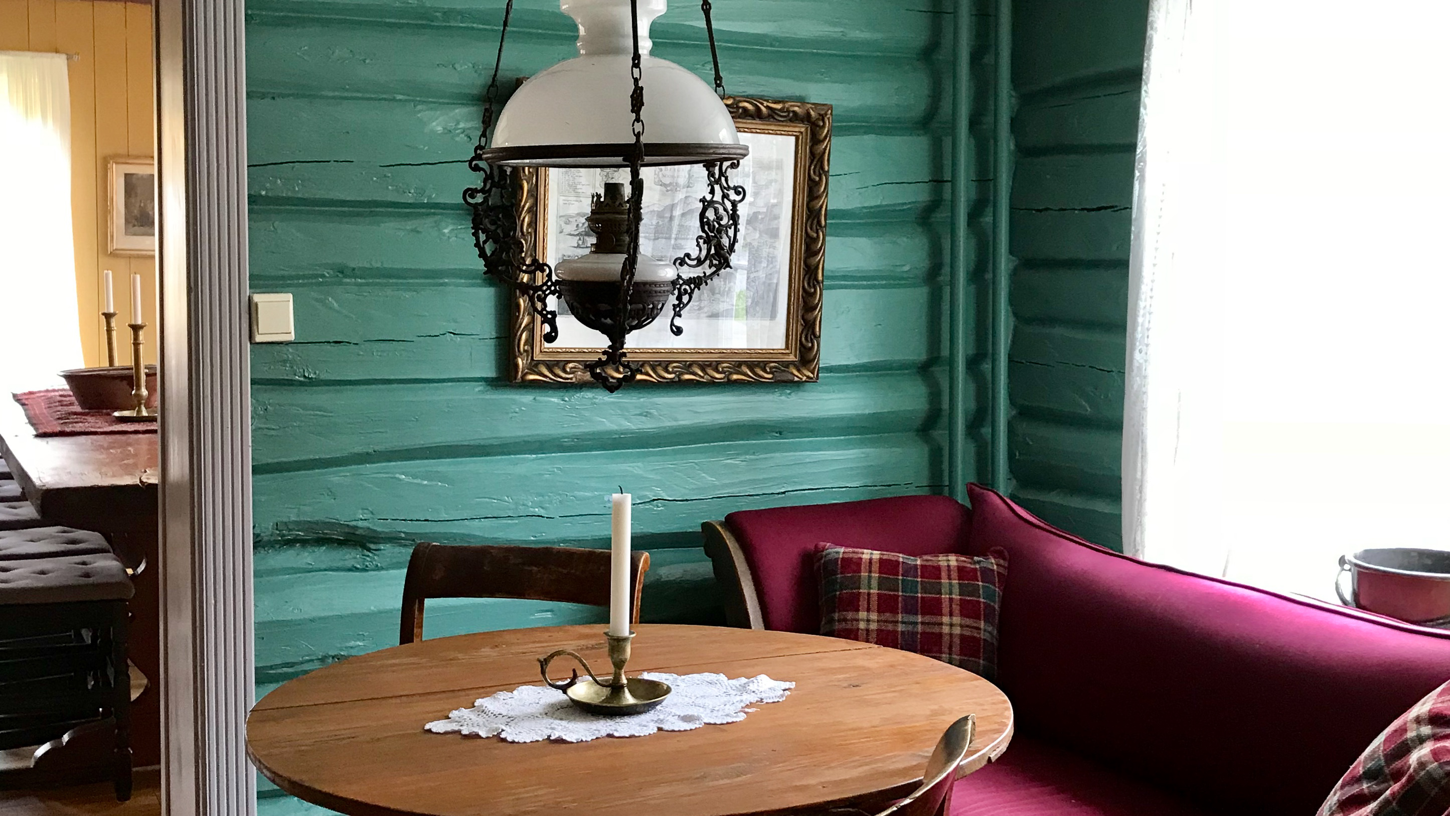 Før stearinlyset rundt overganger mellom gulv og vegg, vegg og karmer og vegg og tak, der flammen flakker eller blafrer er det trekk.