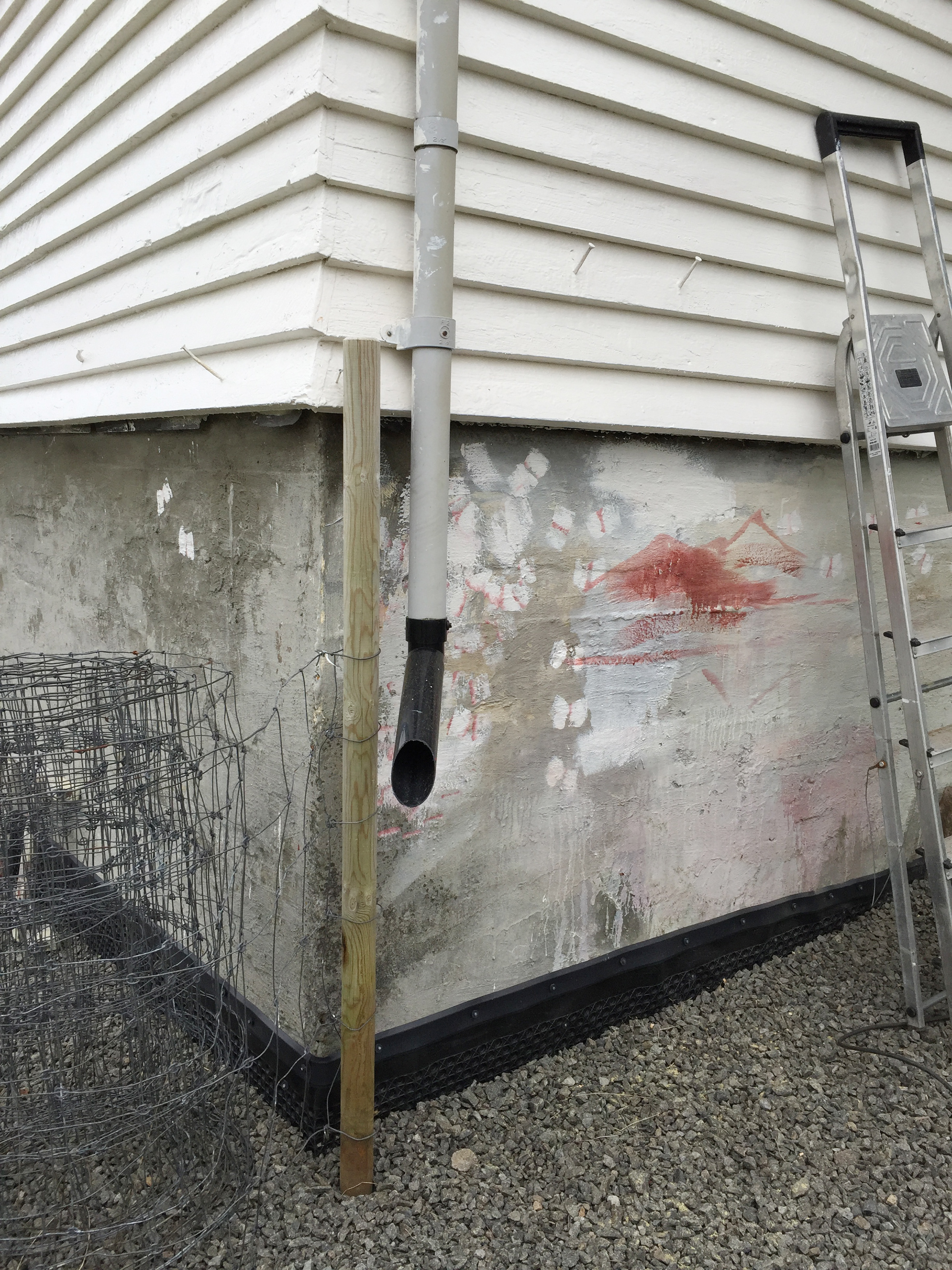 NY DRENERING: Vann fra oversiden av eiendommen har alltid vært et problem. Nå ledes det meste bort, og rundt både hus og fjøs er det lagt ny drenering.