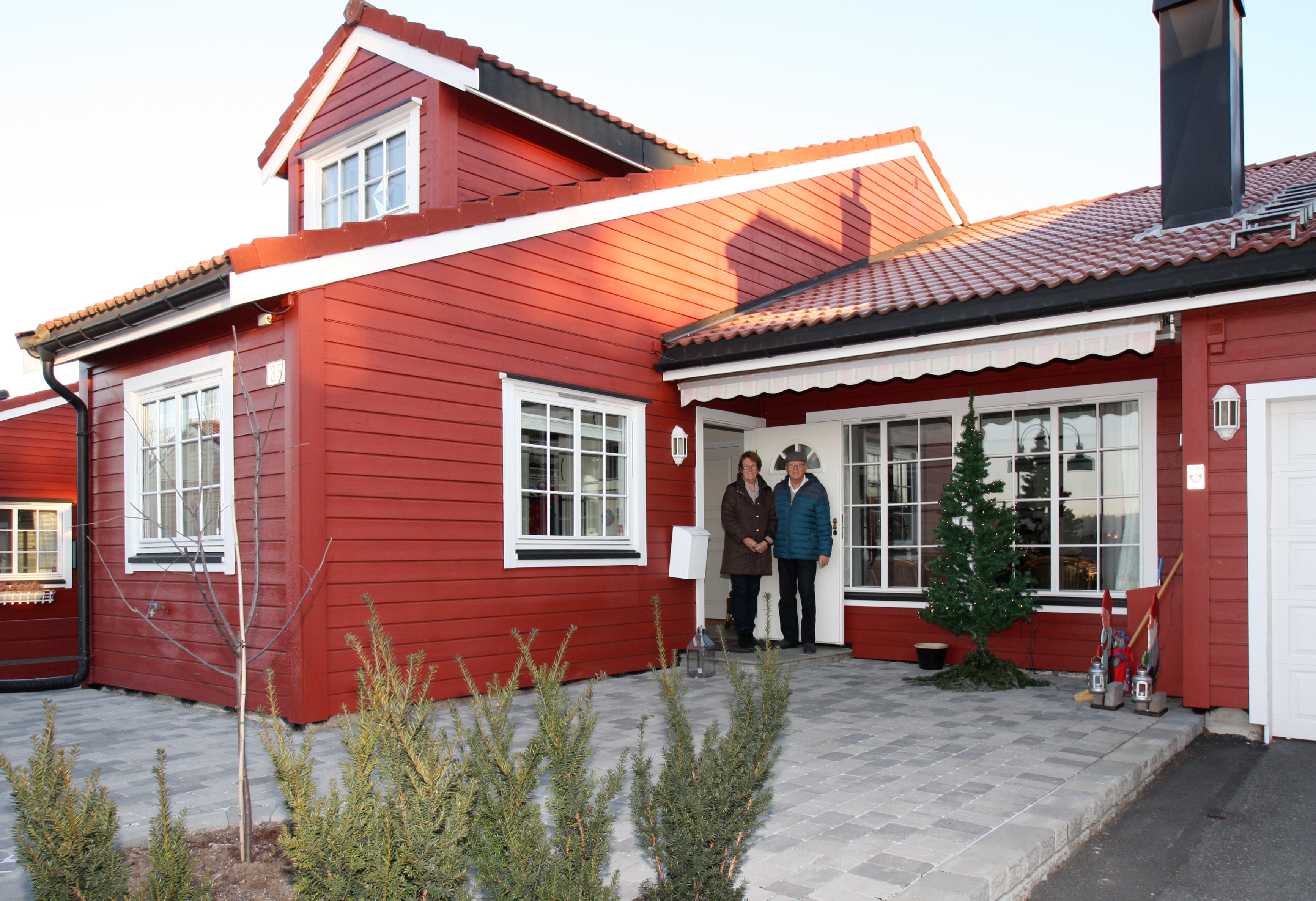 TIDLIG UTE: Helga og Per Holthe tror nærhet til alle fasiliteter er en forutsetning for at prosjektet Østeråstunet i Bærum ble vellykket. Da det ble bygget i 1988 var det blant de første av sitt slag.