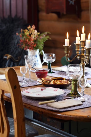 Hjemmelagde lapper og tente stearinlys gir god stemning. 