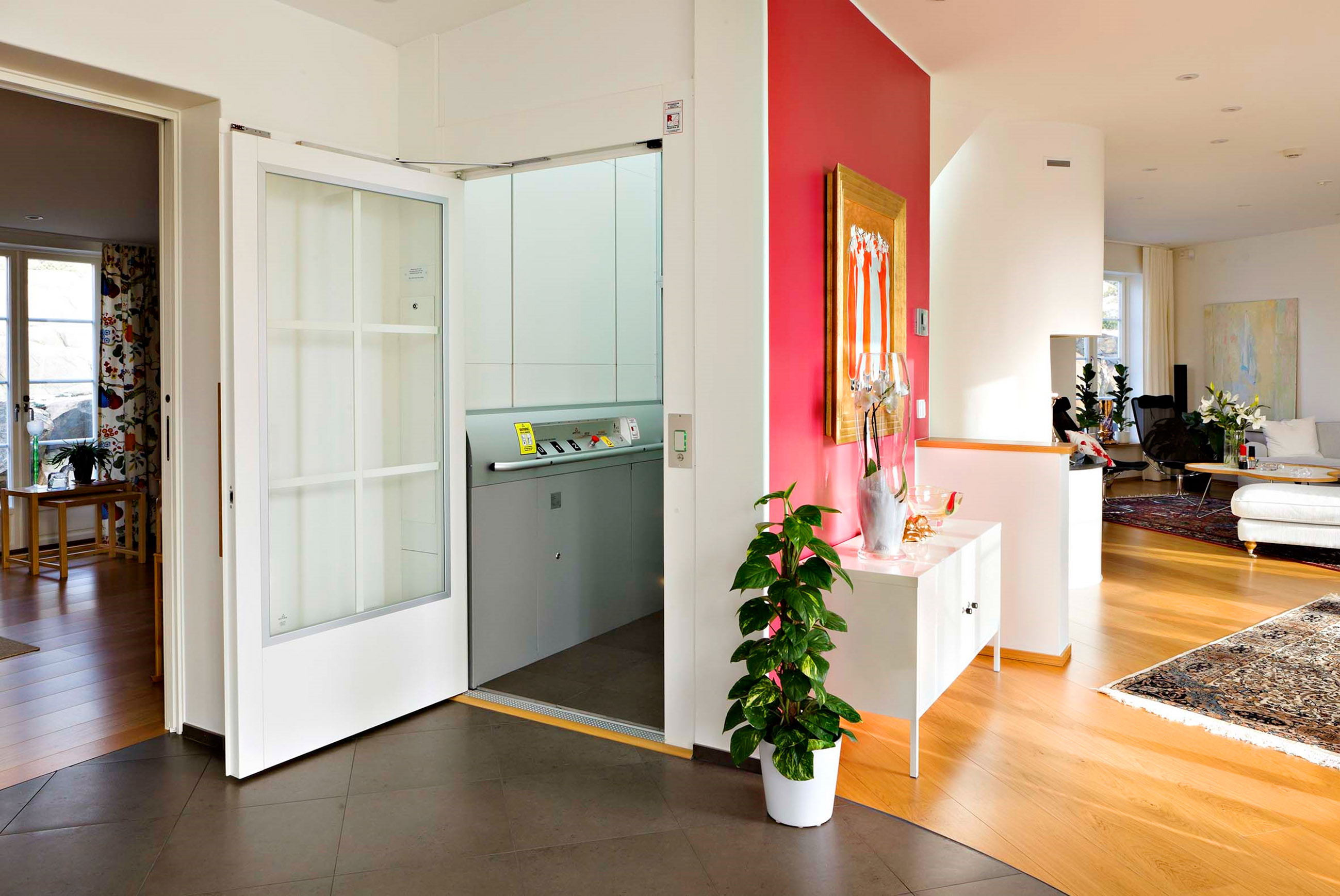 GLIR INN: Løfteplattformene fra ThyssenKrupp finnes i flere størrelser og utforminger. Den kan stå helt fritt med glass på tre kanter, eller bygges inn som her. Foto: ThyssenKrupp