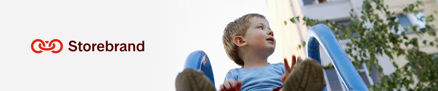 Kutt p&aring; toppen av en sklie med blokk i bakgrunnen