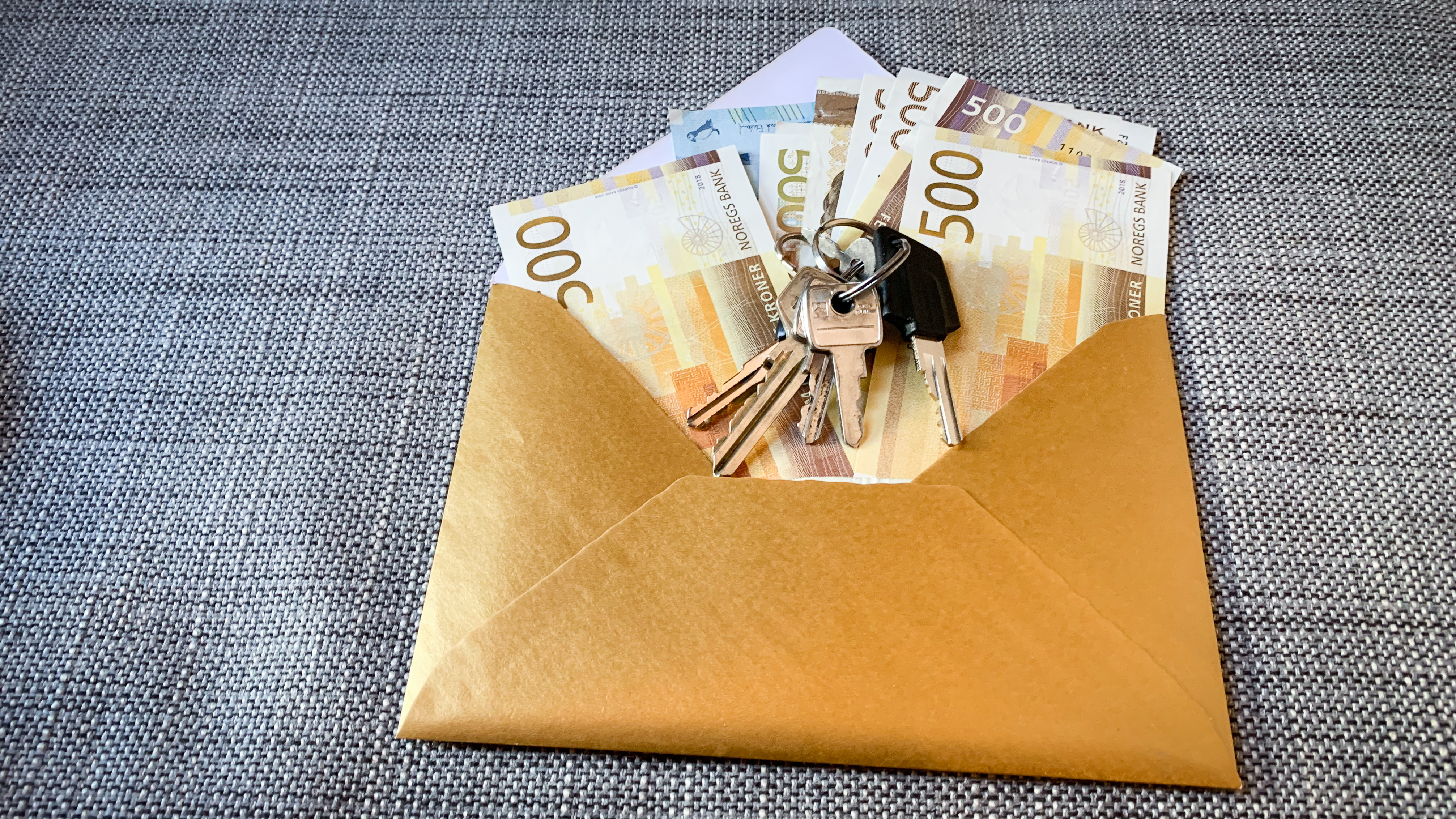 Penger i konvolutt.