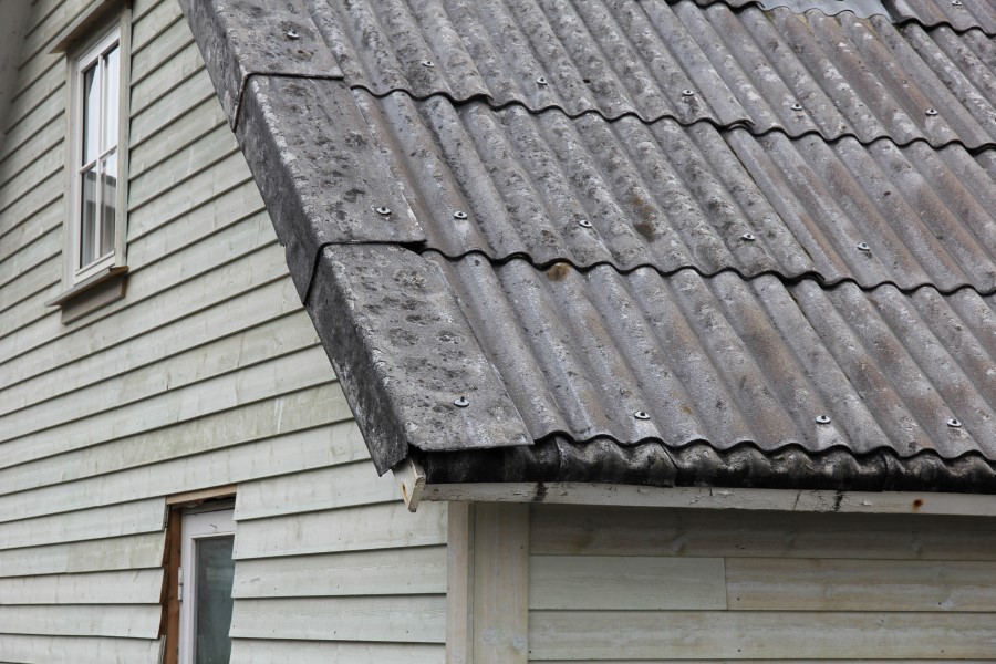 HELSEFARLIG: Asbest er kreftfremkallende, og brenner du andre materialer med miljøgifter kan du selv få skader.