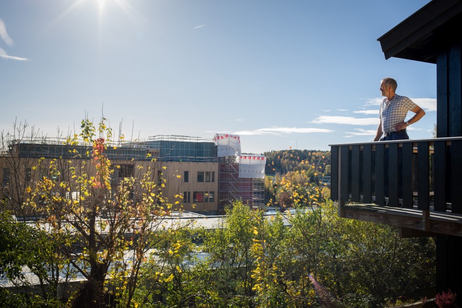 SJØUTSIKT: Før hadde Vidar Gullhav sjøutsikt fra verandaen. 