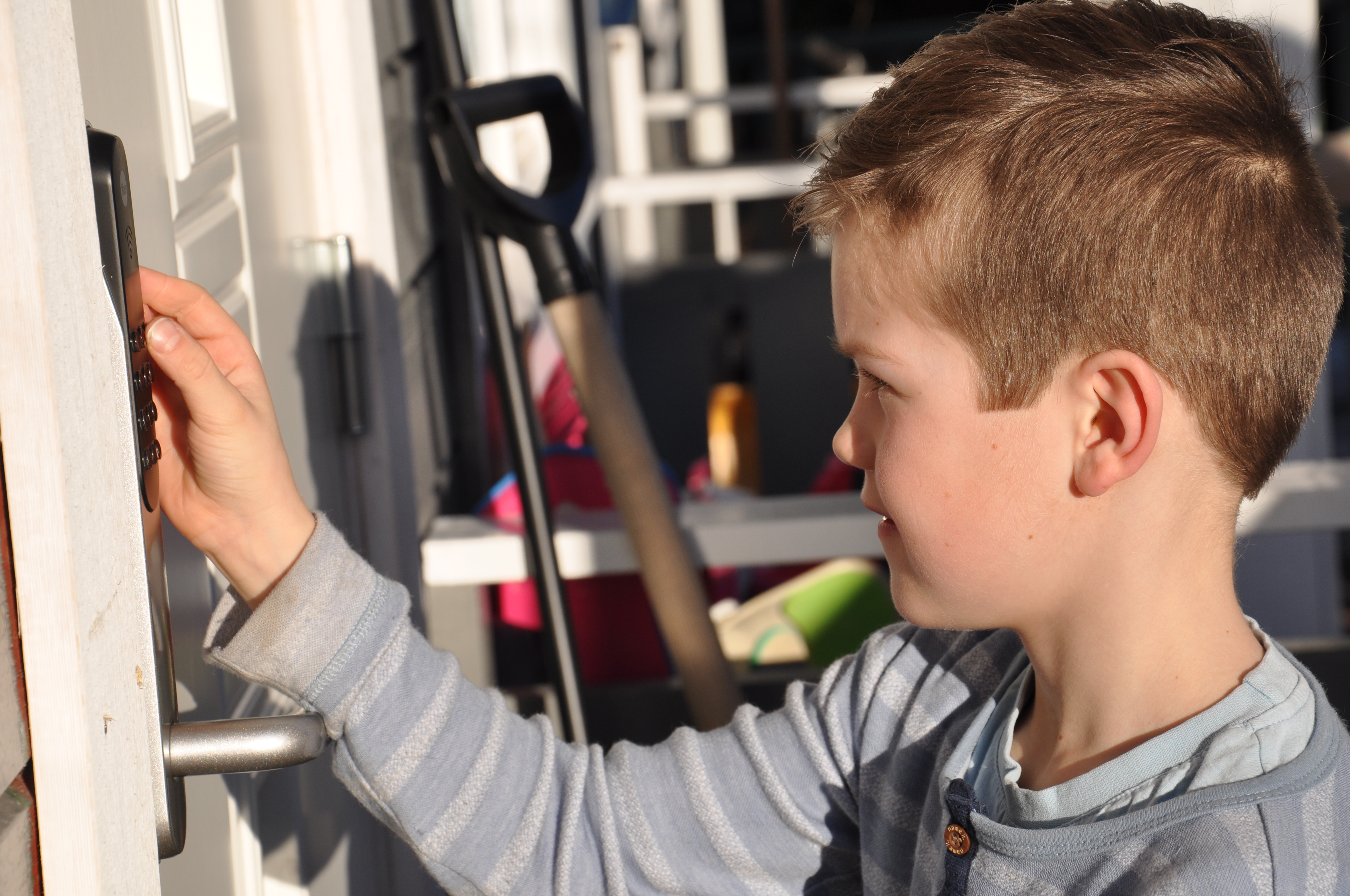 STOR GUTT: Jesper har ingen problemer med å huske  koden han trenger for å komme inn.