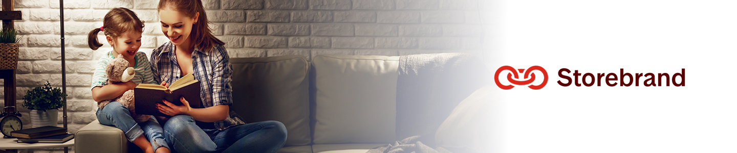 Mor leser for datteren sin i en bok i en sofa