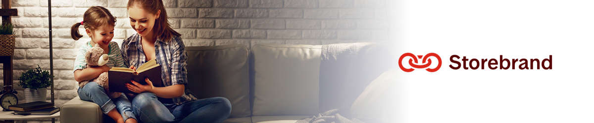 Mor leser for datteren sin i en bok i en sofa