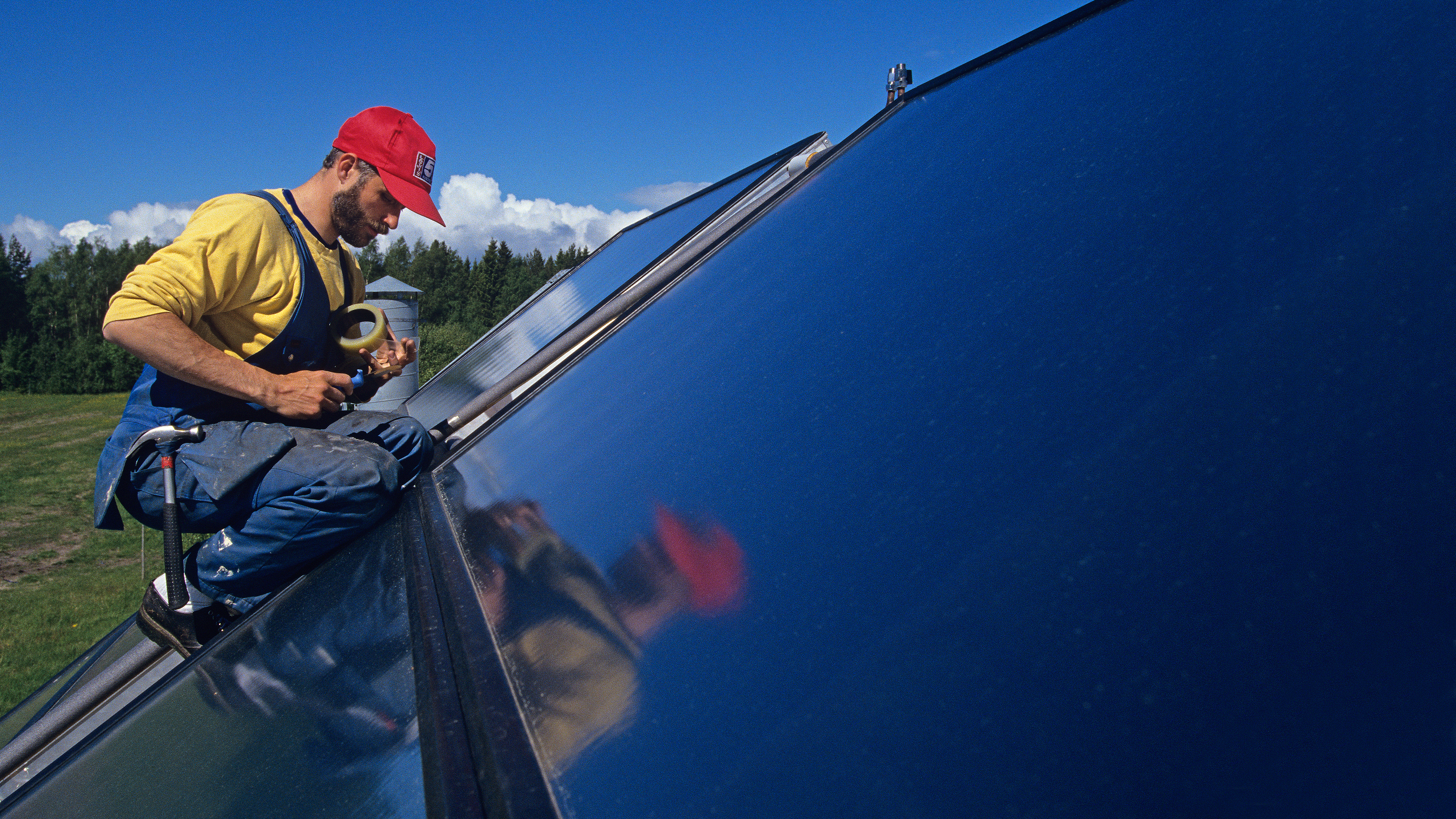 Ny teknologi er ofte veldig kostbar når den kommer på markedet. Slik har det også vært med solceller som i de senere år har hatt en rivende utvikling og ført til at kostnadene har sunket, mens levealderen på panelene har økt. 