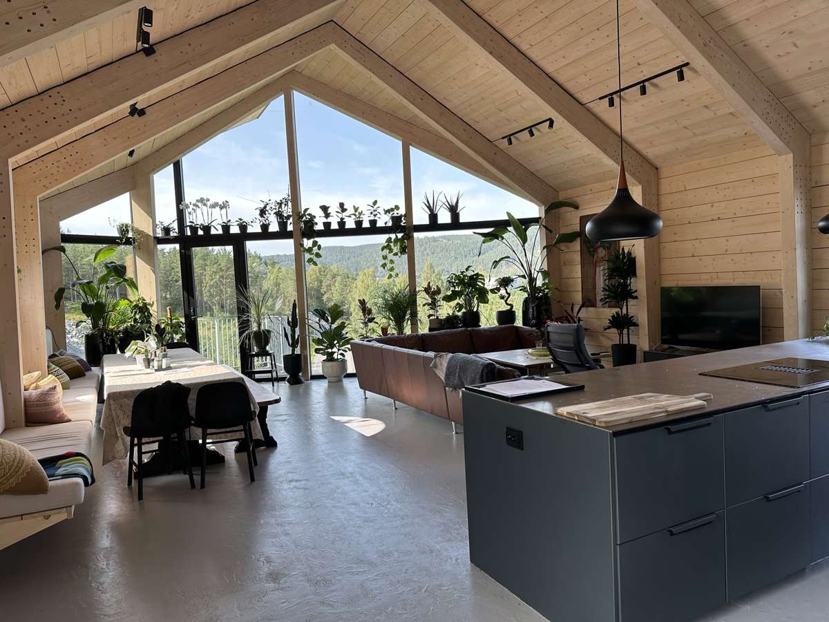 GRÅTT GULV: Industrigulvet gir muligheten til å kjøre lav gulvvarme. Om sommeren svaler det ned bygningen.