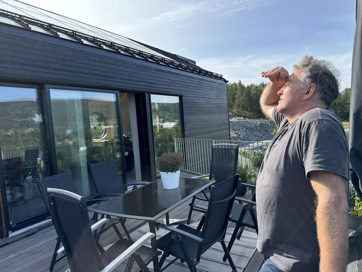 SOL: Med solceller mot både øst og vest begynner strømproduksjonen tidlig i sommermånedene og varer til langt på kveld. Overskuddsstrøm selger han til nettet for 1,1 kroner per kWh.