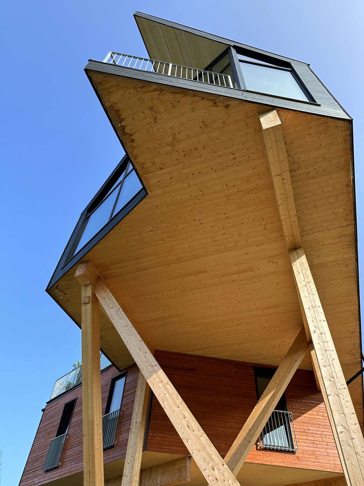 INGEN SPIKER: Når huset er ferdig brukt, kan det skrus fra hverandre og materialene kan enkelt sorteres. Her er det ikke banket i en eneste spiker.