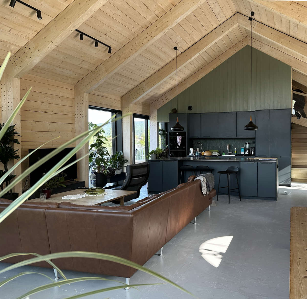 LUN STEMNING: Med mye treverk har boligen fått en lun stemning.