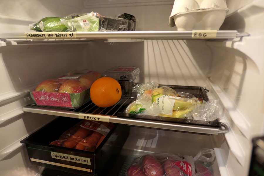 Merker man hyllene i kjøleskapet er det lettere å holde orden. 