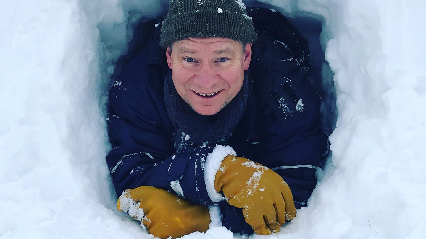 Det er verken kraftkrevende eller tidkrevende å bygge en igloo. Barna vil elske det, og sjansen er stor for at du vil like det selv.