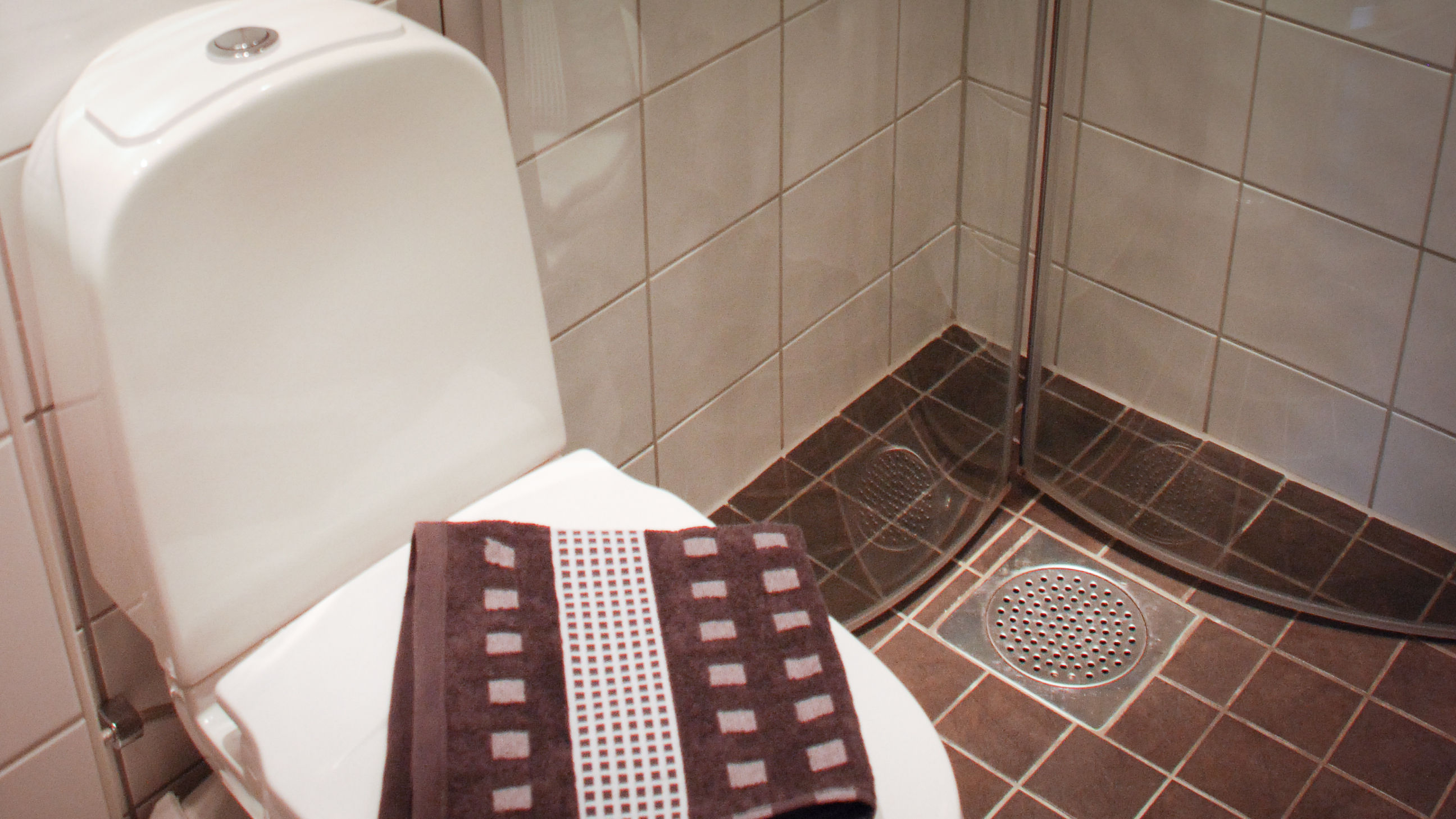 Må renses: Å rense sluket er en ekkel jobb - men kan forebygge lekkasjeproblemer. 