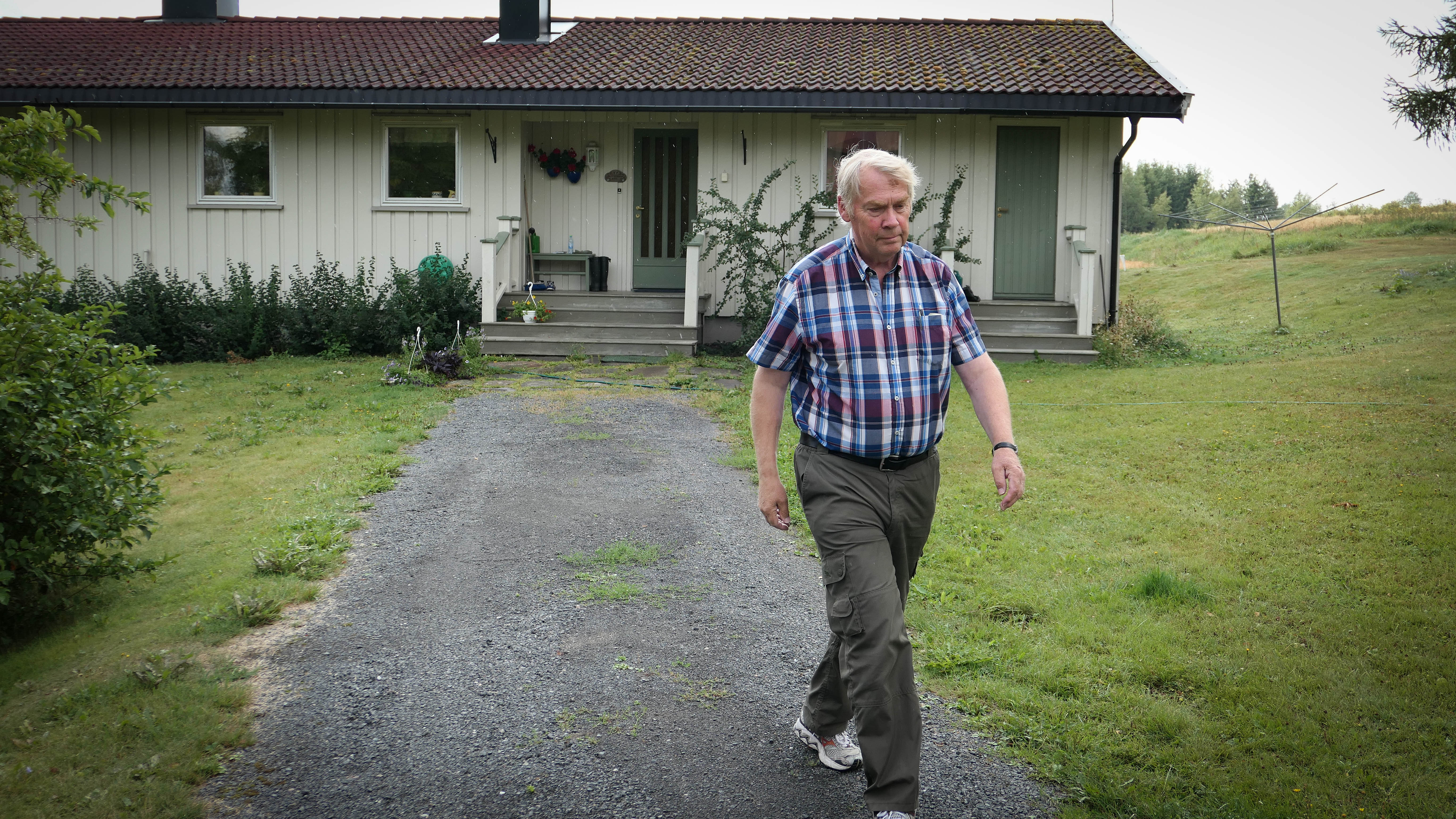 Ole Kristian Sørlie utenfor huset. 