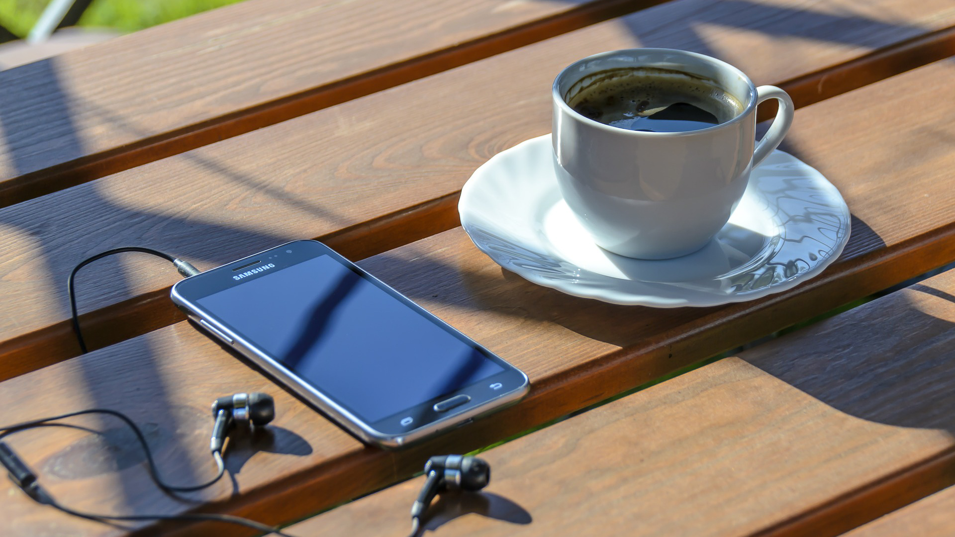 Mobiltelefon og kaffekopp.